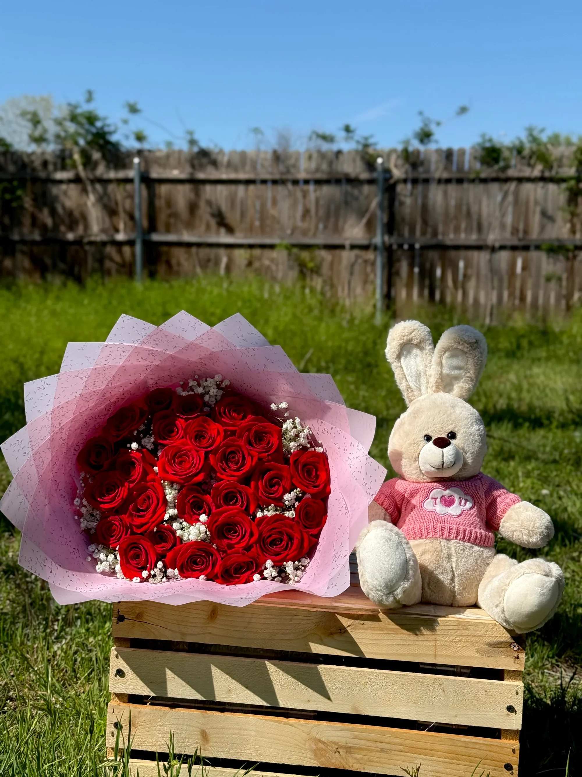 Ramo de 50 rosas 2 -  Especial Día de la Conejita   Celebra este día tan especial con un detalle lleno de amor, dulzura y ternura. Este hermoso bouquet de rosas rojas acompañado de una adorable conejita de peluche es el regalo perfecto para enamorar y sorprender.  ️ Incluye:  Hermoso bouquet de rosas rojas frescas Delicados toques de flores de relleno Elegante envoltura en tono rosa Tierna conejita de peluche con diseño romántico    Ideal para regalar a esa persona especial y hacerla sentir única en el Día de la Conejita. Un detalle que transmite amor, cariño y mucha ternura.   Entregas disponibles o recogida en tienda.   Haz tu pedido hoy y regala sonrisas inolvidables 