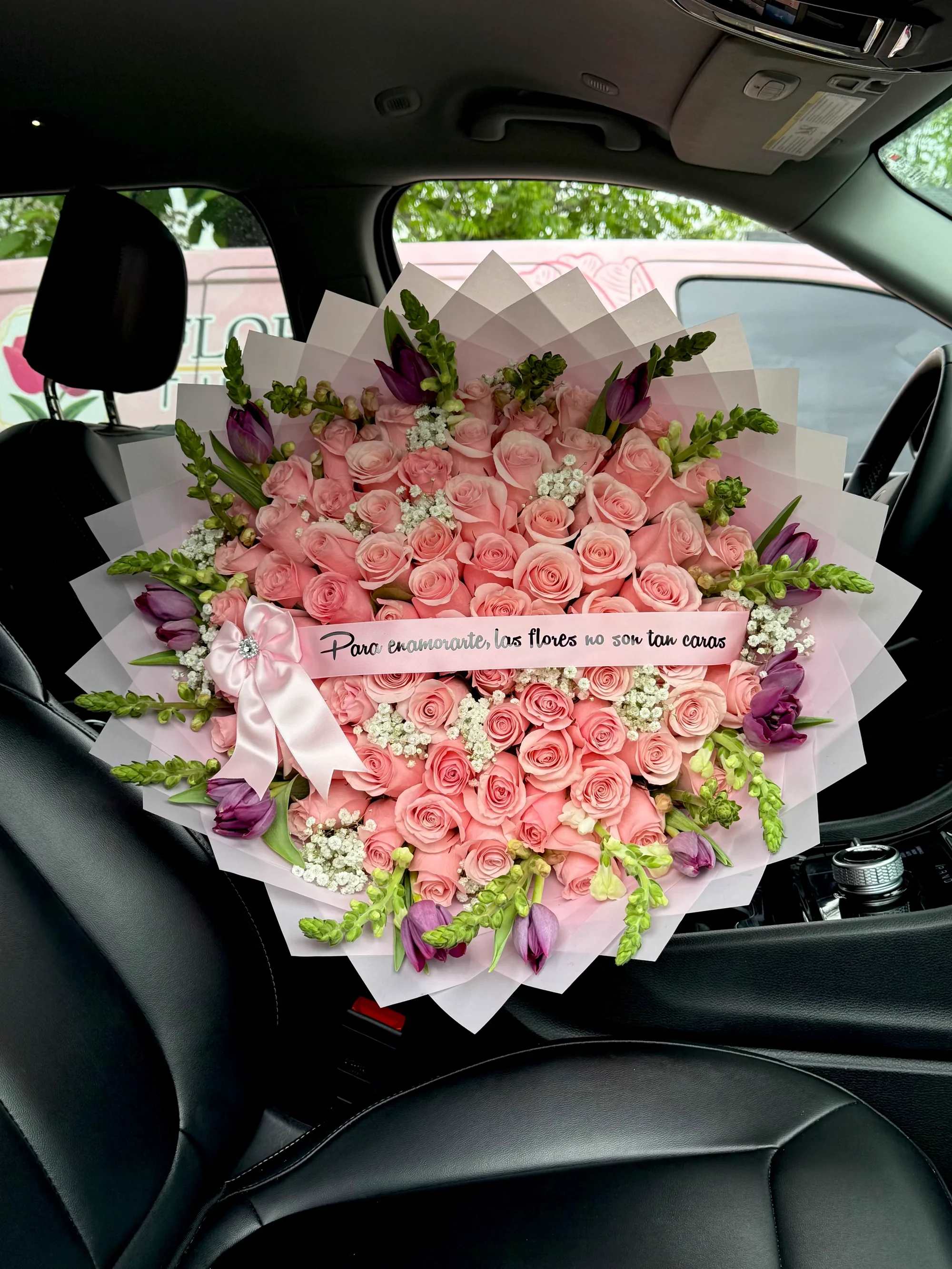 Ramo de 75 rosas + Tulipanes - Envuelto cuidadosamente en papel de lujo y decorado con un listón delicado y mensaje especial: “Para enamorarte, las flores no son tan caras”, este arreglo es perfecto para expresar amor, cariño o simplemente alegrar el día de alguien especial.   Ideal para:  Día de las Madres Aniversarios Cumpleaños Sorpresas románticas    Incluye:  Rosas rosadas frescas Tulipanes decorativos Flores de relleno Envoltura elegante premium Mensaje personalizado    Entrega disponible el mismo día (según disponibilidad)  Haz tu pedido en línea y regala un momento inolvidable. 