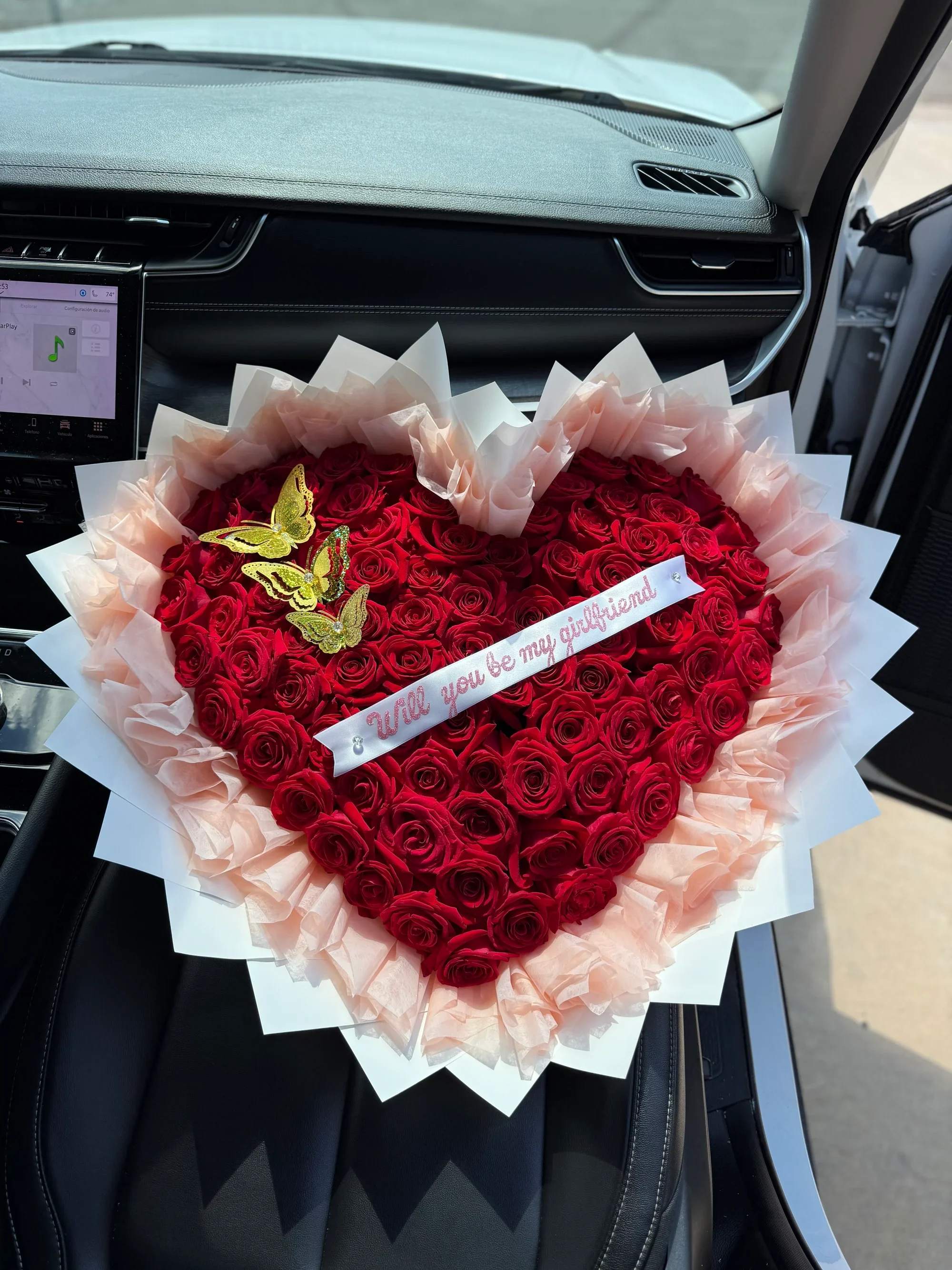Ramo de corazón 4 - Impactante y elegante arreglo floral en forma de corazón, elaborado con rosas rojas frescas que simbolizan amor y pasión. El diseño incluye un delicado borde de flores blancas que resalta el corazón central, creando un contraste sofisticado y moderno.  Su envoltura en tonos blanco y negro le da un estilo exclusivo y llamativo, perfecto para sorprender en grande.   Incluye:  Rosas rojas premium Detalles de flores blancas decorativas Diseño en forma de corazón Envoltura elegante en blanco y negro Presentación lista para regalar  ️ Ideal para San Valentín, aniversarios, pedidas de mano o cualquier ocasión donde quieras expresar un amor profundo y verdadero.  Un detalle romántico, lujoso y memorable que roba miradas desde el primer instante.