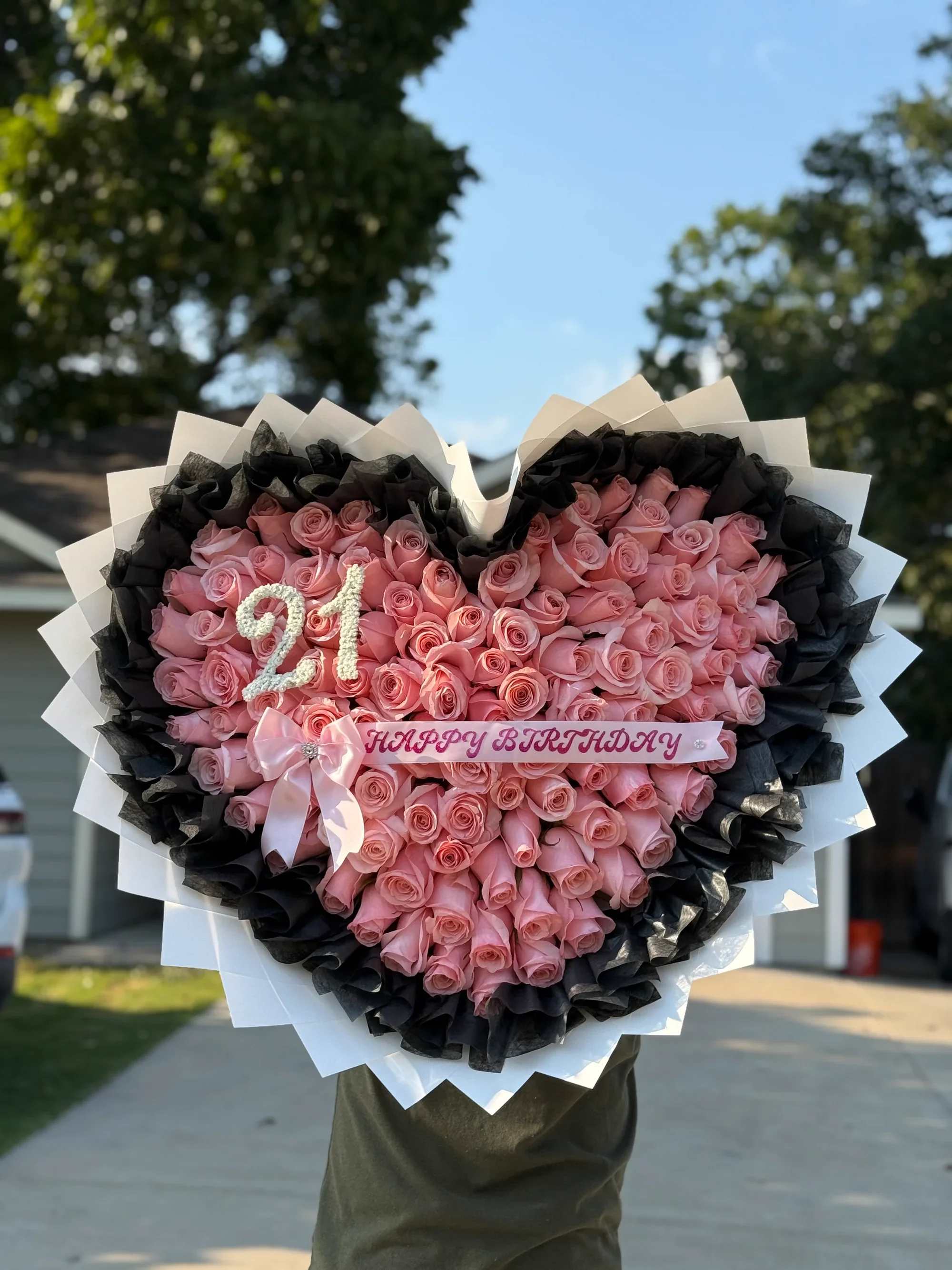 Ramo de corazón 6 - Un detalle impactante y lleno de amor que roba miradas desde el primer instante. Este hermoso ramo en forma de corazón está elaborado con rosas rojas premium, decorado con delicados cristales y una elegante corona que le da un toque real y exclusivo.  Incluye:   Rosas rojas frescas de alta calidad  Detalles brillantes decorativos en cada rosa  Corona decorativa elegante  Banda personalizada con el mensaje “Para la niña más hermosa”  Envoltura premium en tonos rosados con acabado delicado  Perfecto para cumpleaños, aniversarios, Día de San Valentín o para sorprender a esa persona especial con un detalle inolvidable.   Diseño artesanal, elegante y de gran presentación.  Disponible para entrega especial.