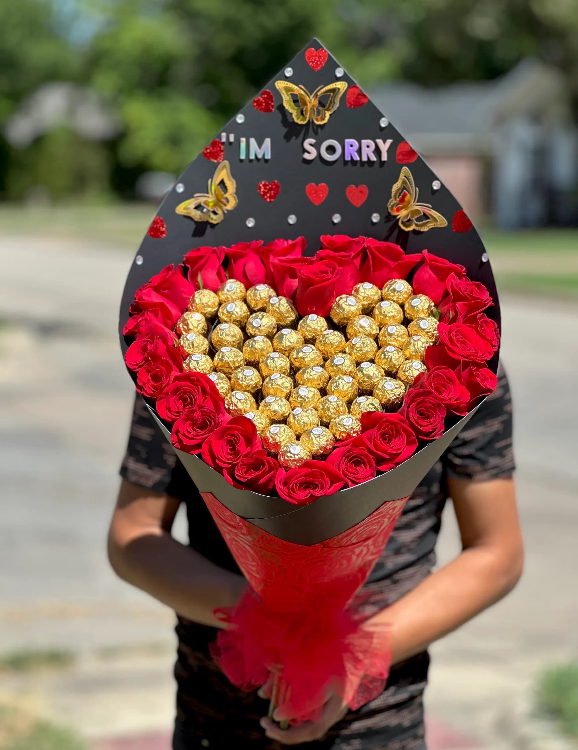 Ramo de corazón rosas y chocolates - ️ Bouquet Corazón de Rosas y Chocolates “Para la Mujer Más Hermosa”   Sorprende con un detalle inolvidable que combina pasión y dulzura en un solo regalo. Este espectacular bouquet está diseñado con rosas rojas premium formando un elegante corazón que enmarca deliciosos chocolates Ferrero en el centro.  Su presentación moderna en base decorativa negra, con detalles de corazones, mariposas y mensaje romántico, lo convierte en el regalo perfecto para expresar amor profundo y admiración.  Un arreglo impactante, elegante y lleno de significado que conquista a primera vista.   Detalles del producto:  Rosas rojas frescas premium Chocolates tipo Ferrero Diseño en forma de corazón Decoración con mariposas y corazones Mensaje personalizable Moño decorativo incluido    Ideal para cumpleaños, aniversarios, San Valentín o sorprender a esa persona especial.   La combinación perfecta entre flores y chocolate para enamorar aún más.