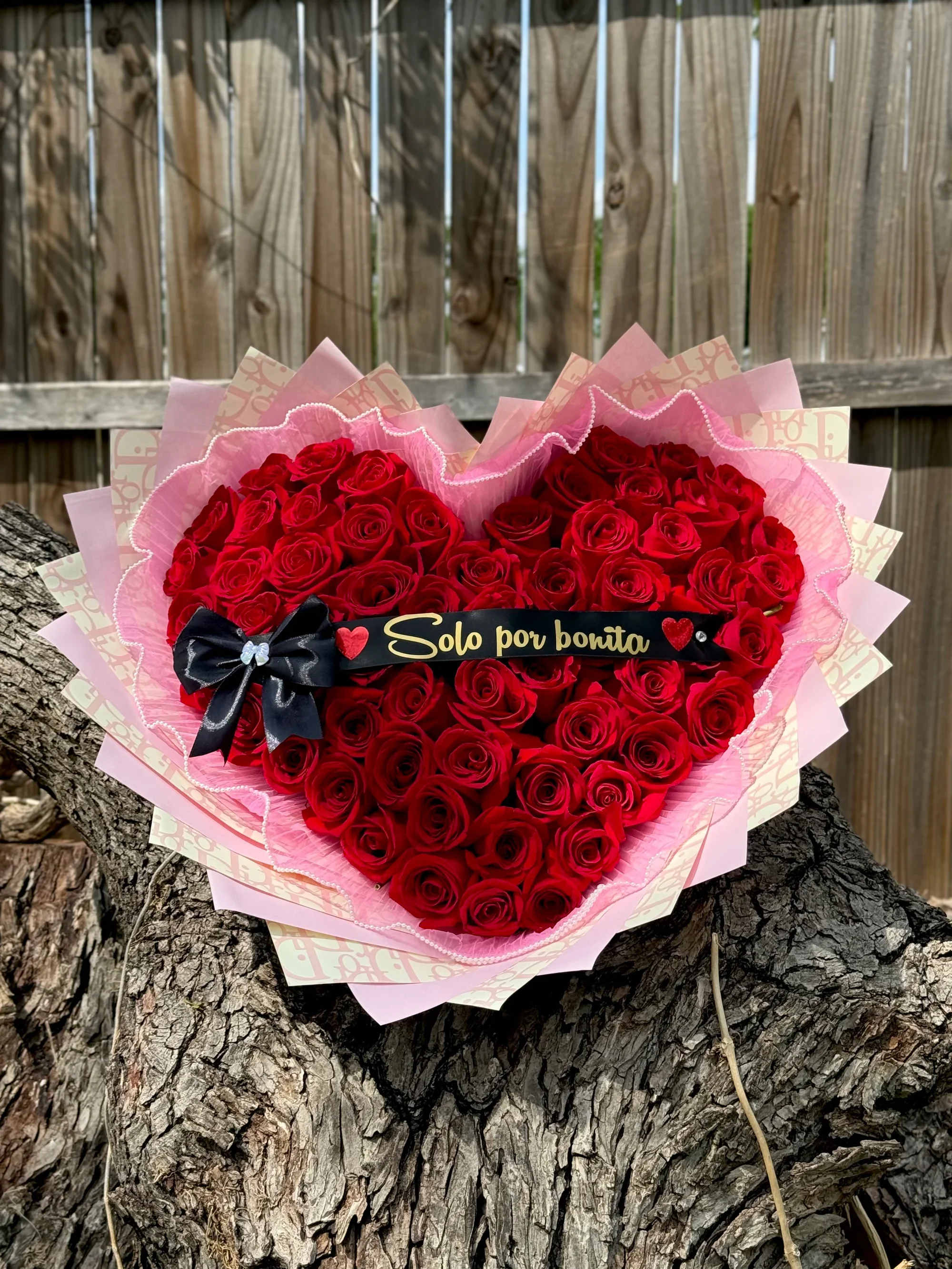 Ramo de corazón 9 -  Ideal para: aniversarios, cumpleaños, Día de San Valentín o simplemente para decir te quiero sin motivo.   Incluye:  Rosas rojas premium Diseño en forma de corazón Envoltura elegante en tonos rosados Listón decorativo con mensaje    Disponible para entrega a domicilio   Ordena en línea de forma rápida y segura