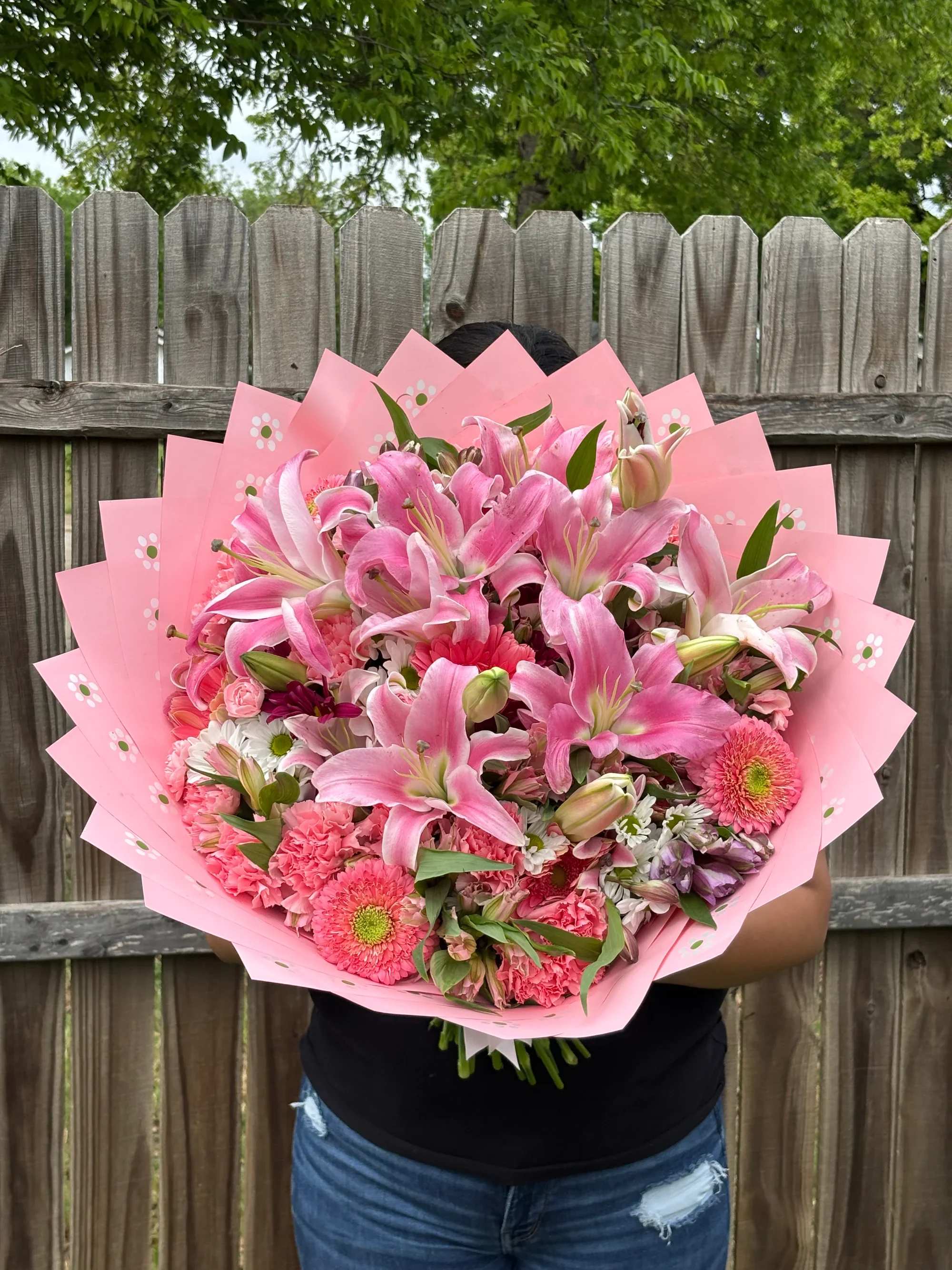 Ramo de flores surtidas - Impresionante ramo floral en tonos rosados elaborado con lirios, gerberas, claveles y flores mixtas frescas. Un diseño elegante, delicado y lleno de vida, perfecto para cumpleaños, aniversarios, Día de las Madres o cualquier ocasión especial. Ordena en línea con delivery disponible.