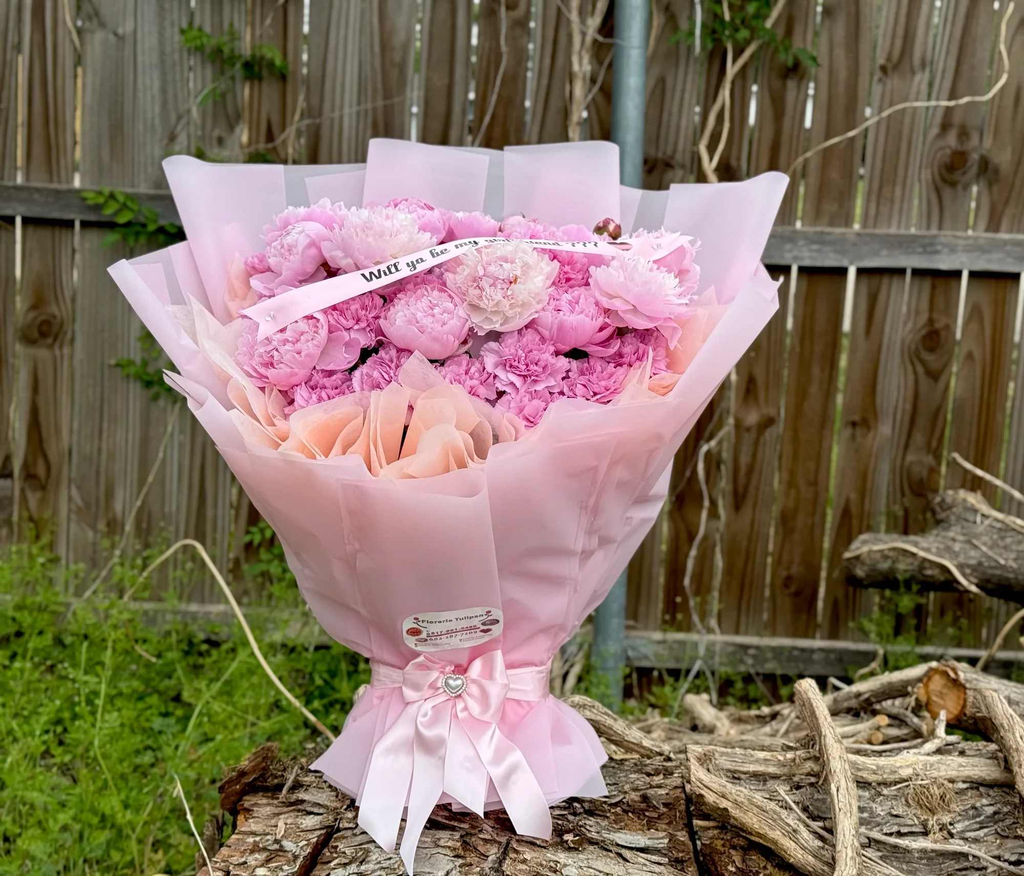 Ramo de peonias+ claveles - Sorprende con un detalle inolvidable lleno de ternura y romance. Este hermoso ramo en tonos rosados está diseñado para expresar ese momento especial con elegancia y dulzura.   Elaborado con flores frescas en tonos pastel  Envoltura premium con acabado delicado y moño elegante  Incluye mensaje especial: “Will ya be my girlfriend???”  Perfecto para propuestas románticas, aniversarios o sorprender a esa persona especial  Cada ramo es cuidadosamente preparado para transmitir amor en cada detalle. Ideal para crear un momento único que nunca olvidará.   Haz tu pedido hoy y convierte un simple momento en un recuerdo eterno.