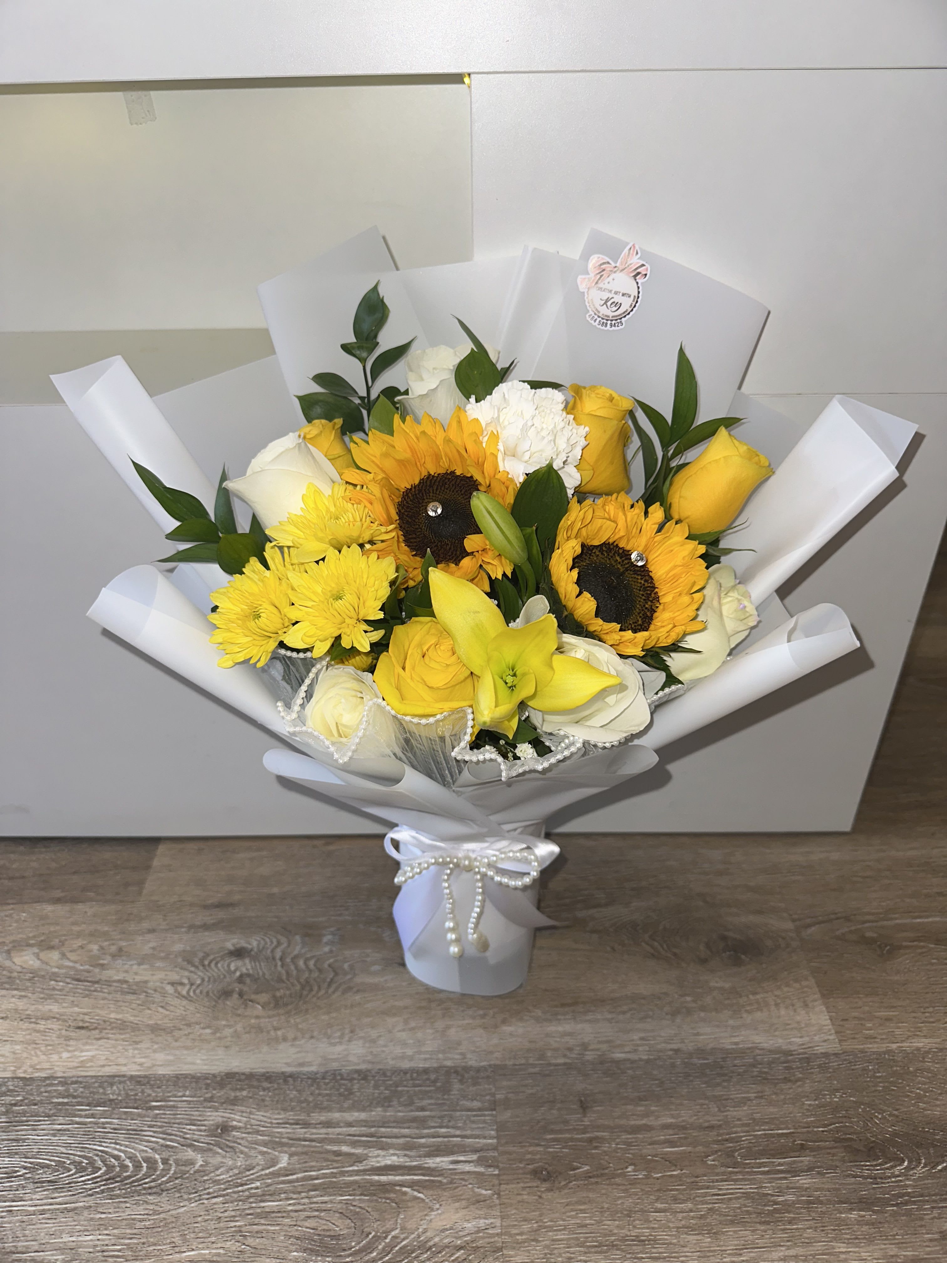 Beautiful and elegant arrangement with a glass base and mixed yellow flowers - Beautiful and elegant arrangement with a glass base and mixed yellow flowers