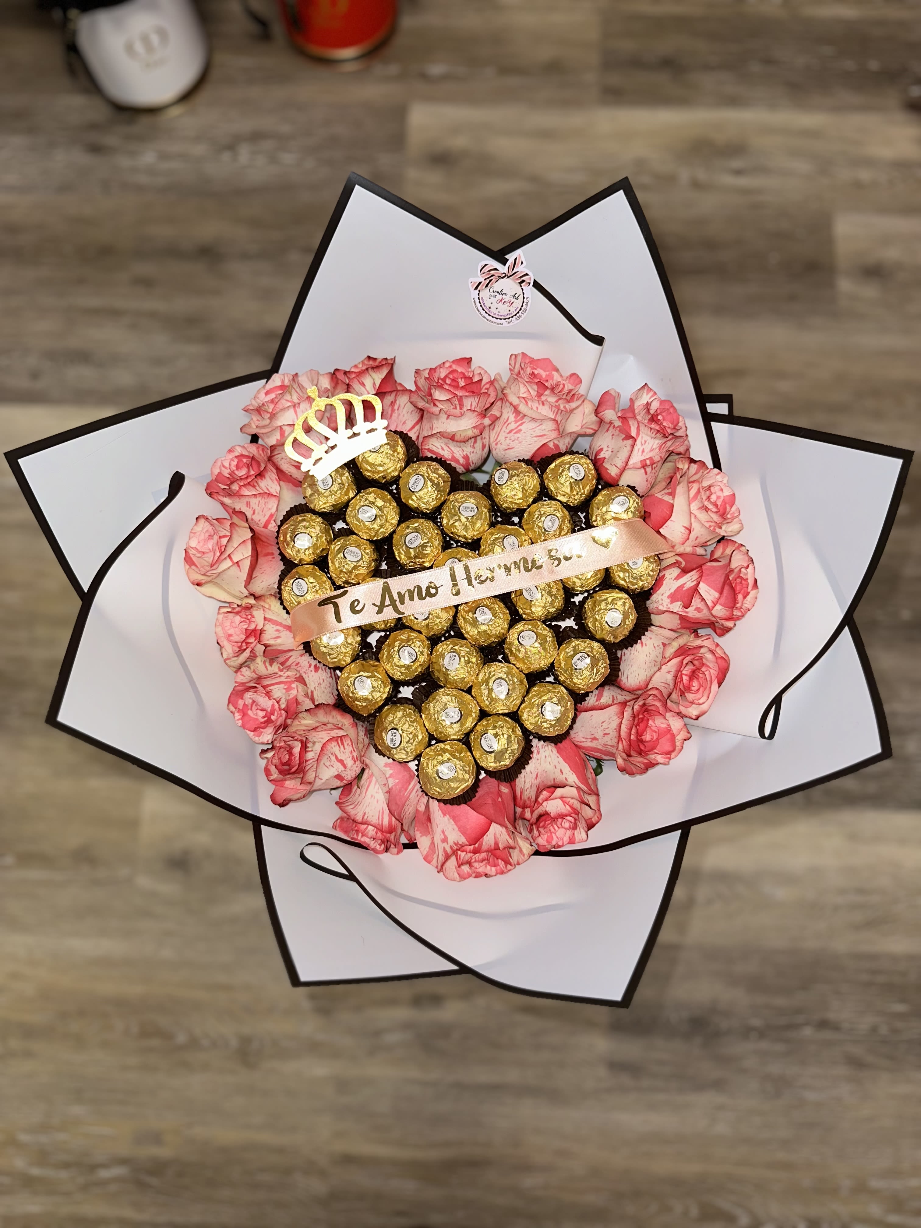 BEAUTIFUL BOUQUET - BEAUTIFUL BOUQUET OF TWO-COLOR ROSES IN ONE, PINK AND WHITE, WITH FERRERO, RIBBON THAT YOU CAN PERSONALIZE . 