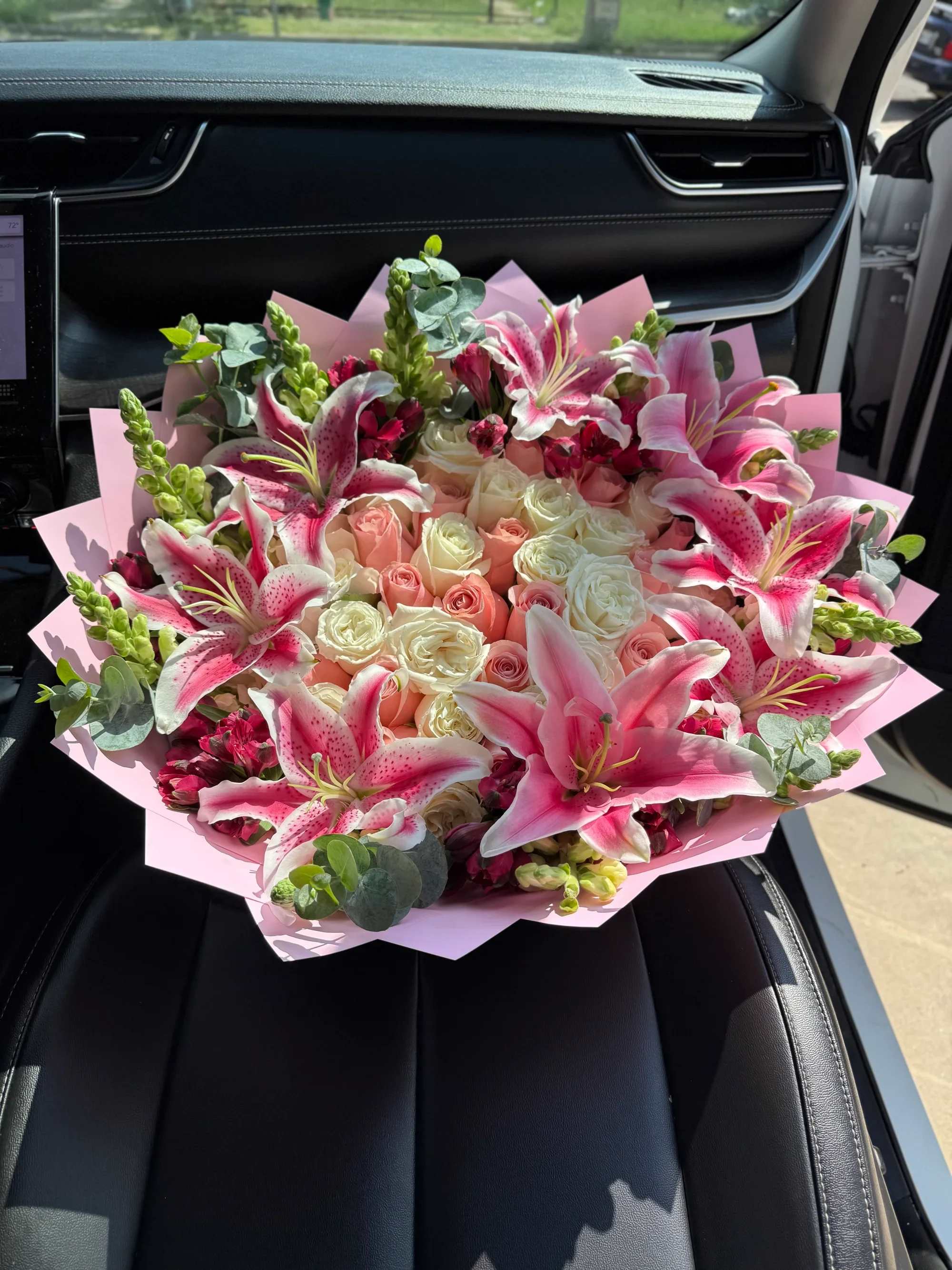 Ramo de rosas + lirios - Cada arreglo está cuidadosamente diseñado con flores frescas de alta calidad y detalles verdes que realzan su volumen y frescura. Incluye un mensaje especial para hacer de este regalo un momento inolvidable.   Ideal para expresar:  Amor incondicional Agradecimiento Admiración hacia mamá    Perfecto para el Día de las Madres  Disponible para entrega a domicilio  Opción de personalizar el mensaje  Haz que su día sea tan especial como ella lo es para ti. Ordena en línea y regala emociones que florecen. 