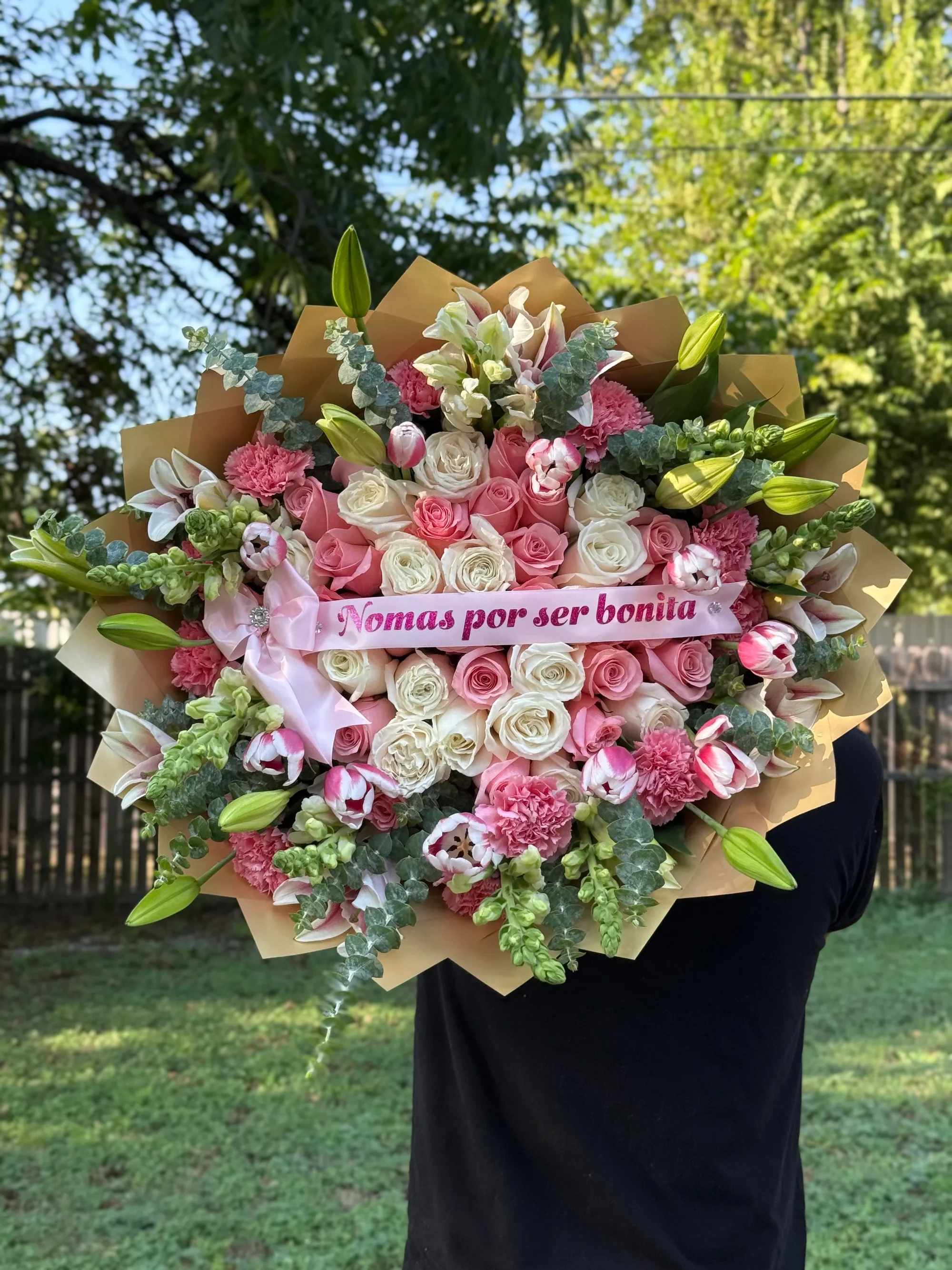 Ramo de rosas con lirios 2 - Cada arreglo está cuidadosamente diseñado con flores frescas de alta calidad y detalles verdes que realzan su volumen y frescura. Incluye un mensaje especial para hacer de este regalo un momento inolvidable.   Ideal para expresar:  Amor incondicional Agradecimiento Admiración hacia mamá   Perfecto para el Día de las Madres   Disponible para entrega a domicilio   Opción de personalizar el mensaje   Haz que su día sea tan especial como ella lo es para ti. Ordena en línea y regala emociones que florecen. 