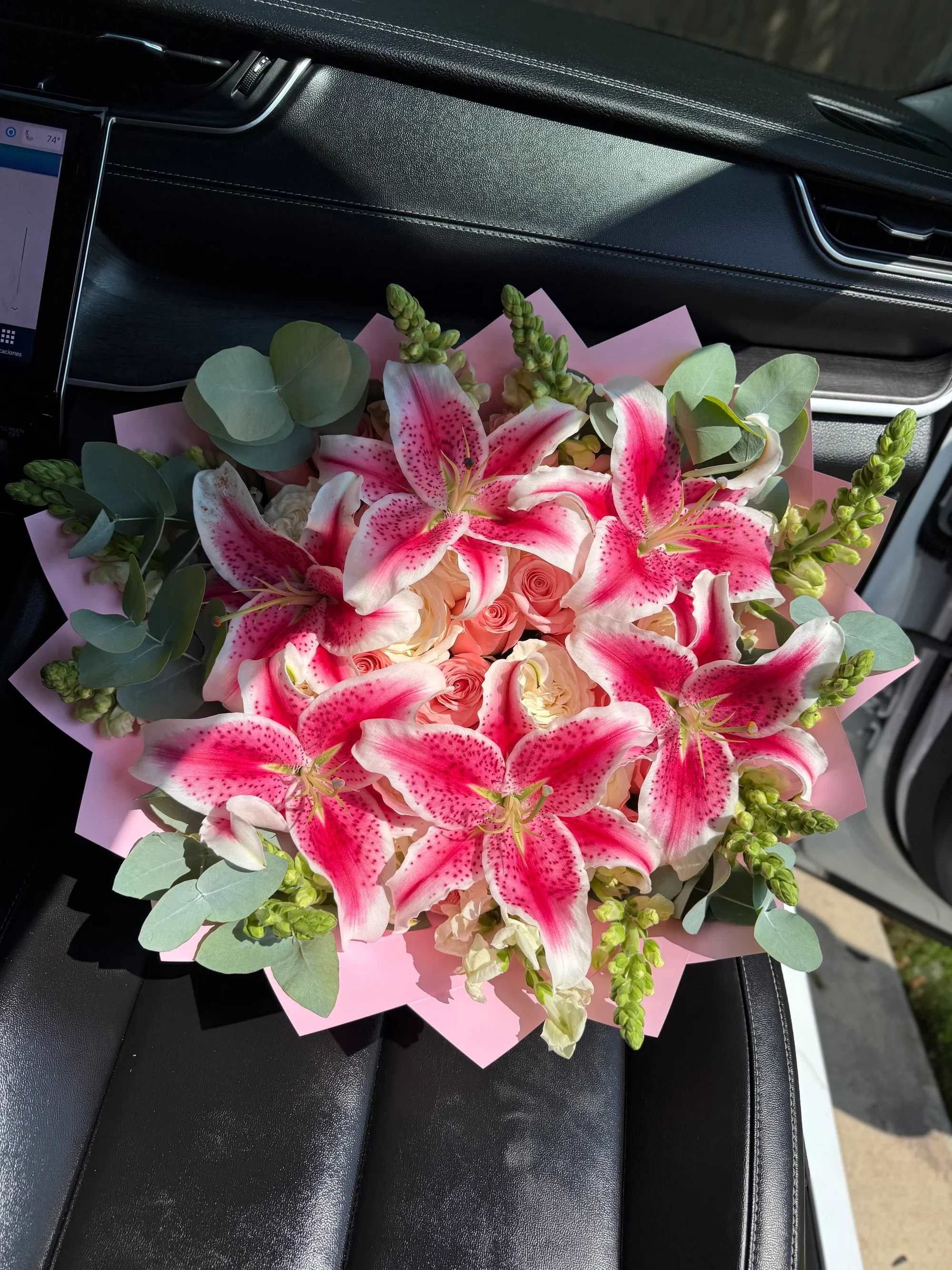 Ramo de rosas lirios 4 - Cada arreglo está cuidadosamente diseñado con flores frescas de alta calidad y detalles verdes que realzan su volumen y frescura. Incluye un mensaje especial para hacer de este regalo un momento inolvidable.   Ideal para expresar:  Amor incondicional Agradecimiento Admiración hacia mamá   Perfecto para el Día de las Madres   Disponible para entrega a domicilio   Opción de personalizar el mensaje  Haz que su día sea tan especial como ella lo es para ti. Ordena en línea y regala emociones que florecen. 