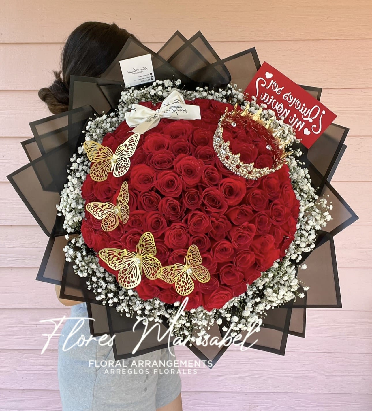 100 red roses with babies breath rim  - 100 red roses with babies breath rim. Black paper. ( Does not include butterflies, sign or crown) 