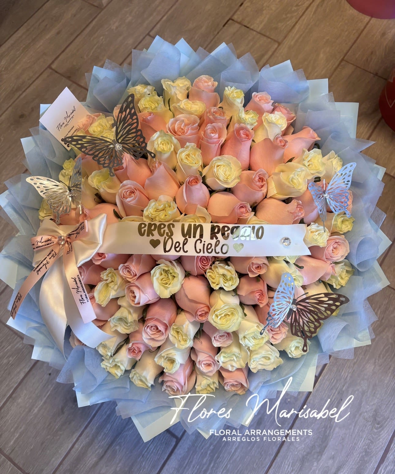 Gender Reveal Ramo Buchon  - 100 pink and white roses. Blue layered wrap. (Does not include ribbon or butterflies.) 