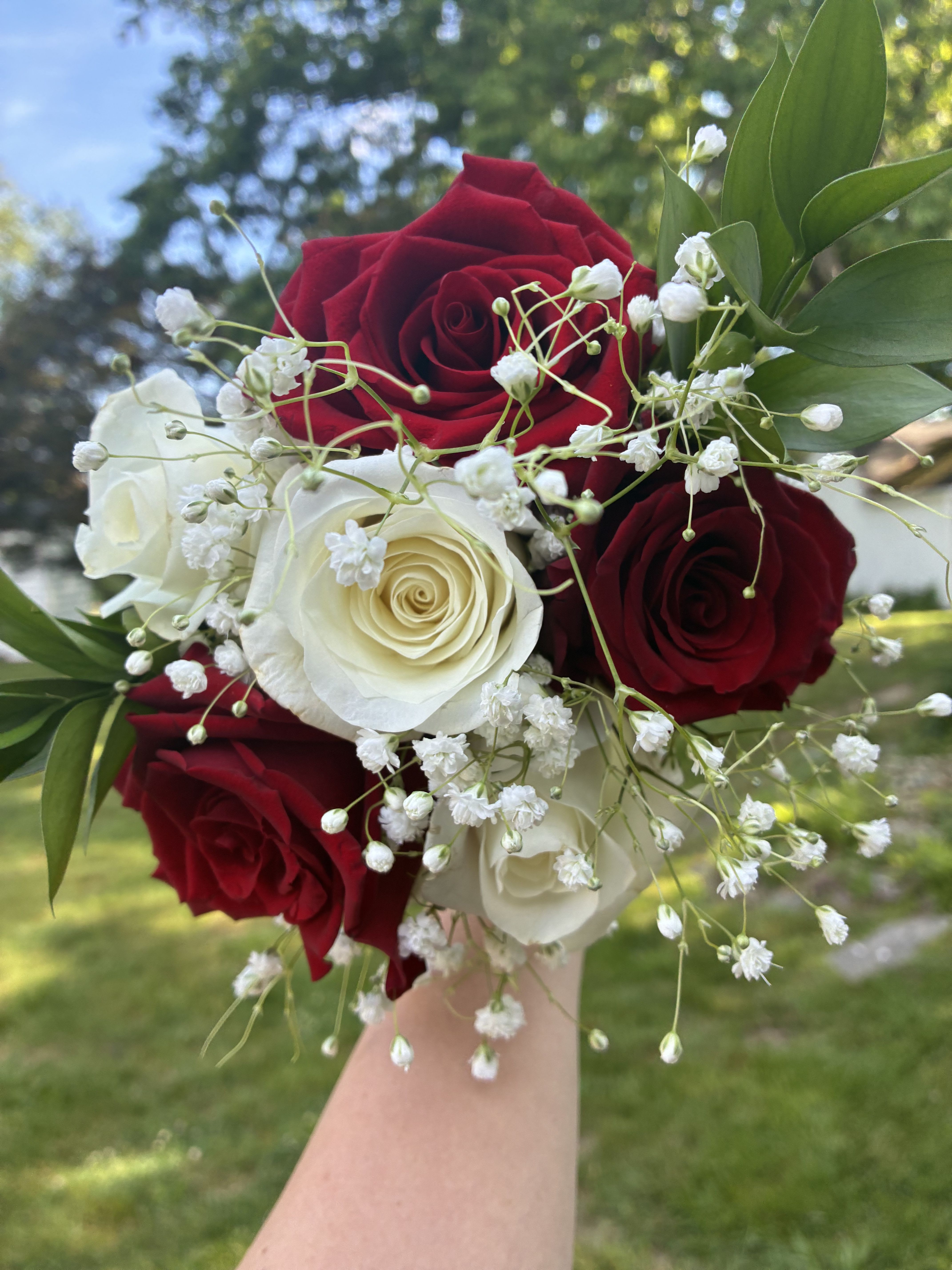 Graduation Roses - 6 Roses offers beautiful, handcrafted floral arrangements designed to celebrate life's special moments. Fresh flowers, elegant designs, and reliable service make every bouquet memorable.
