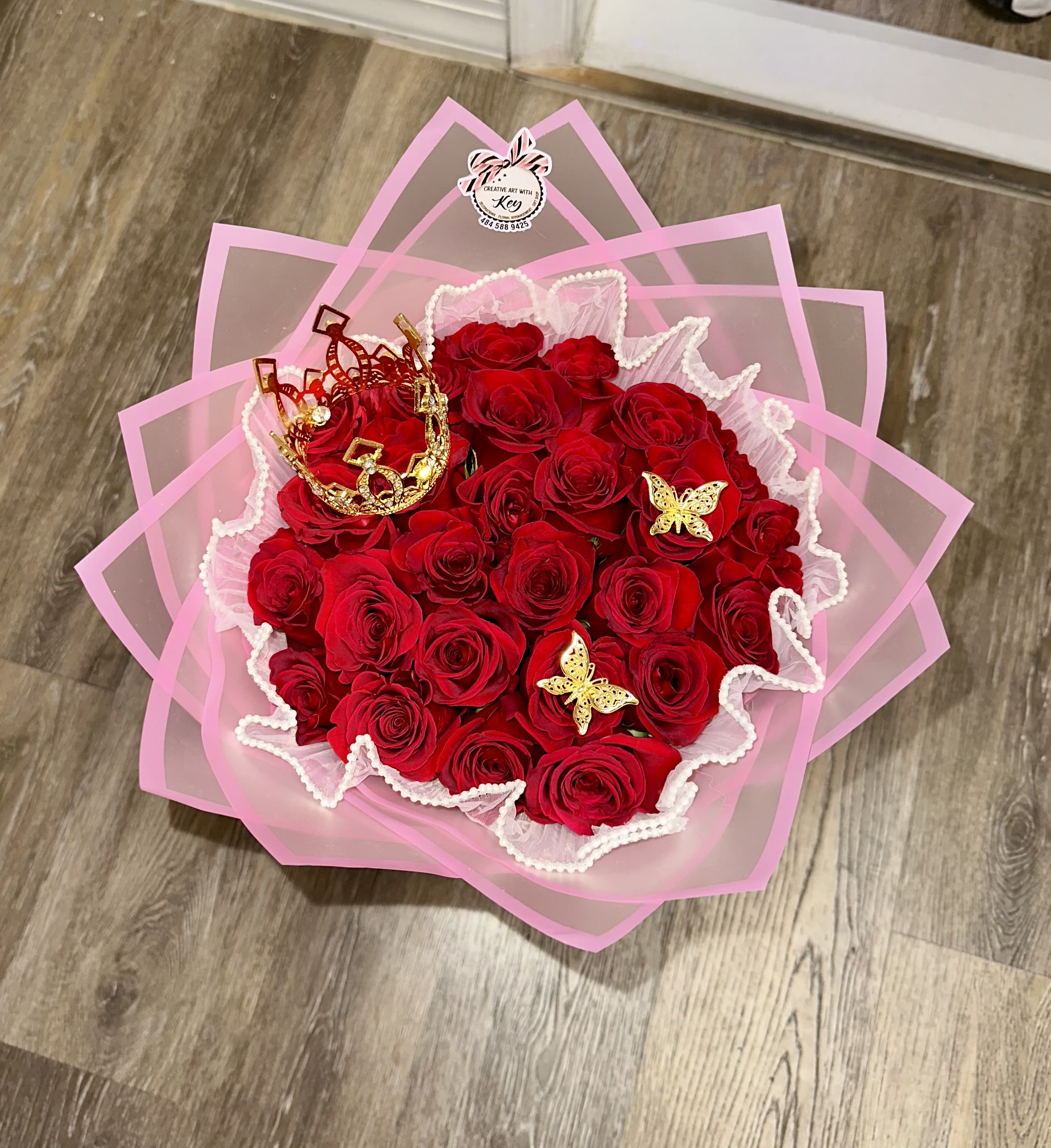 Beautiful bouquet: pink paper, gold crown, metal butterflies, pearl tulle, 25 red roses - Beautiful bouquet: pink paper, gold crown, metal butterflies, pearl tulle, 25 red roses