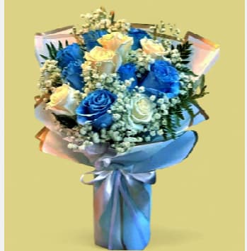 Clear Sky for Dad - Celebrate his day with a gift full of serenity and high-end style. A beautiful hand-tied bouquet highlighting unique light blue roses and pure white roses, perfect to brighten Dad's day.