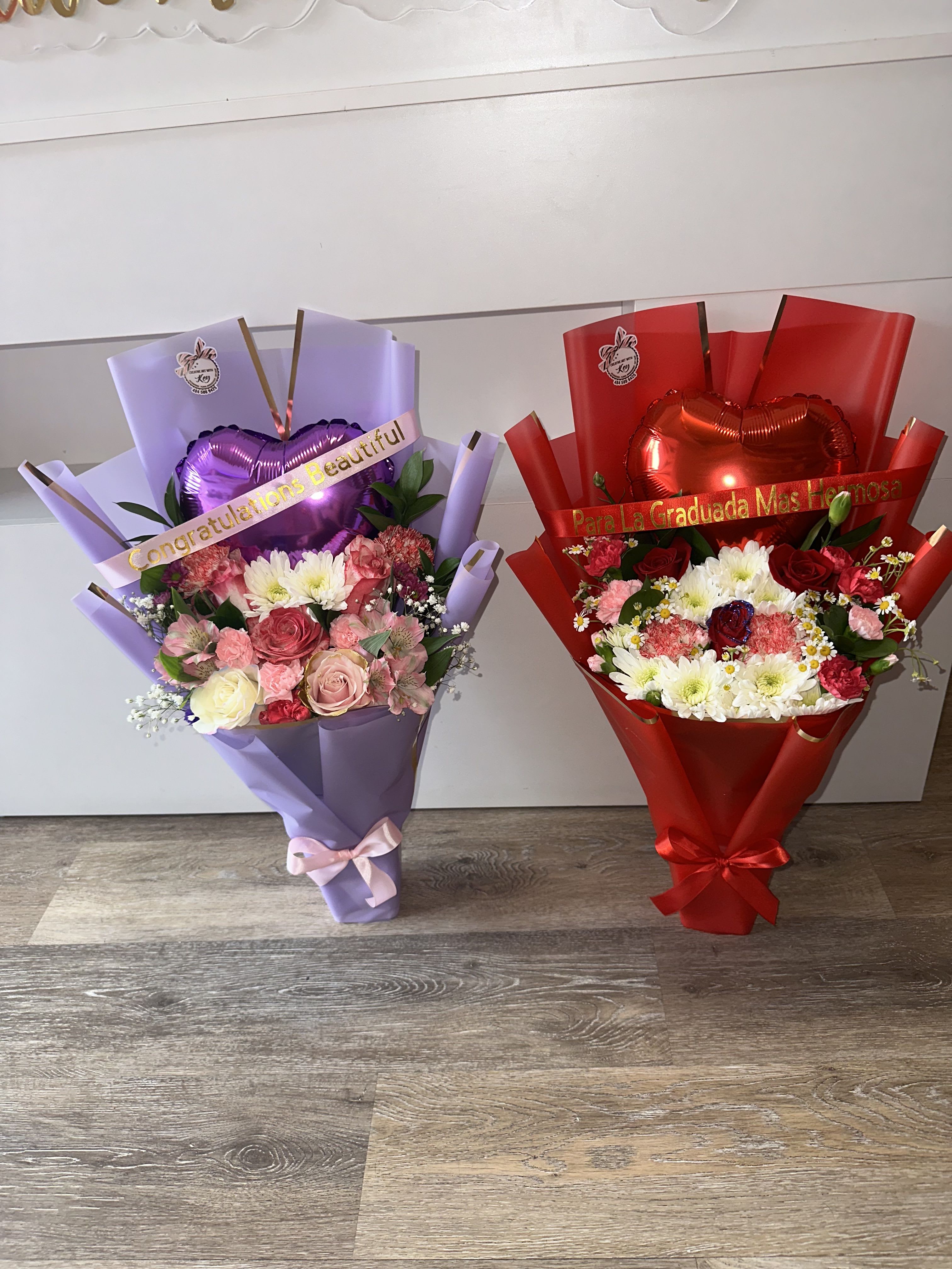 Beautiful arrangement of mixed natural flowers, - Beautiful arrangement of mixed natural flowers, one with the phrase in Spanish and the other in English. When placing your order, please specify which one you want.