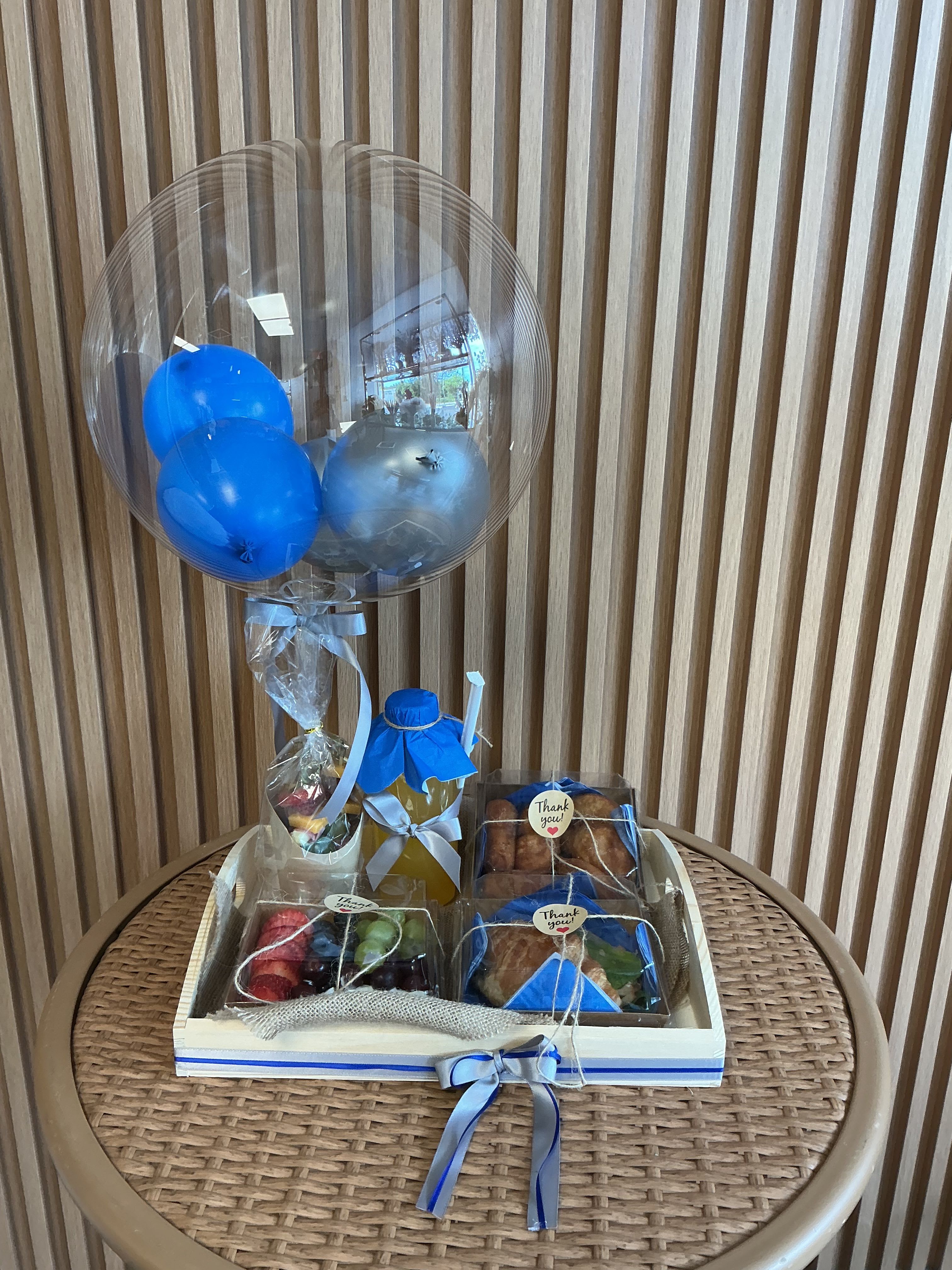 Escencia para el  - Desayuno sorpresa incluye sándwich de jamony queso ,tequenos, empanaditas ,mix de frutas, jugo de naranja y un globo personalizado para cumpleaños o cualquier ocasión  Un detalle perfecto para hacer de su dia un momento inolvidable 