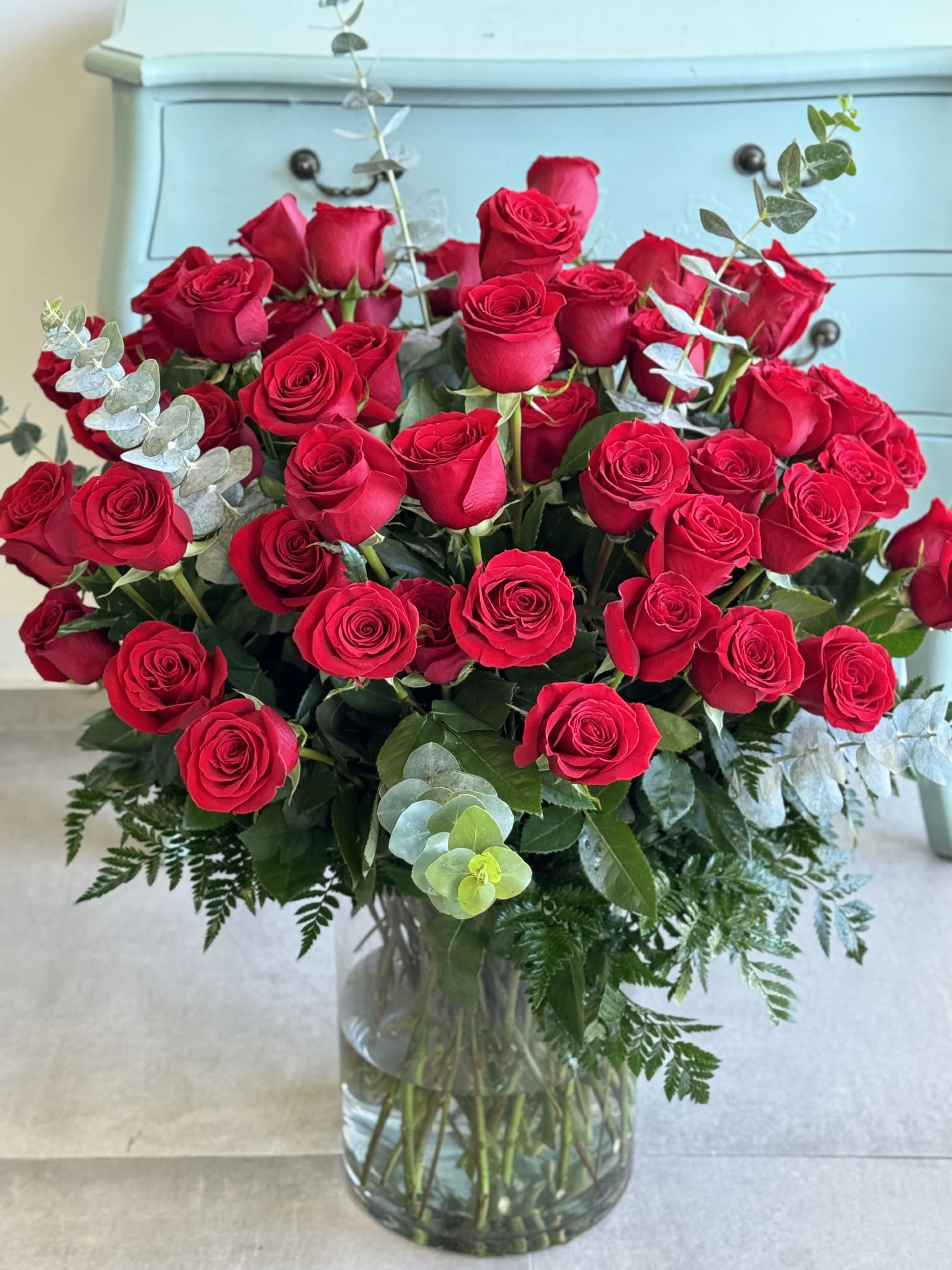 Bouquet of red roses in a clear glass vase