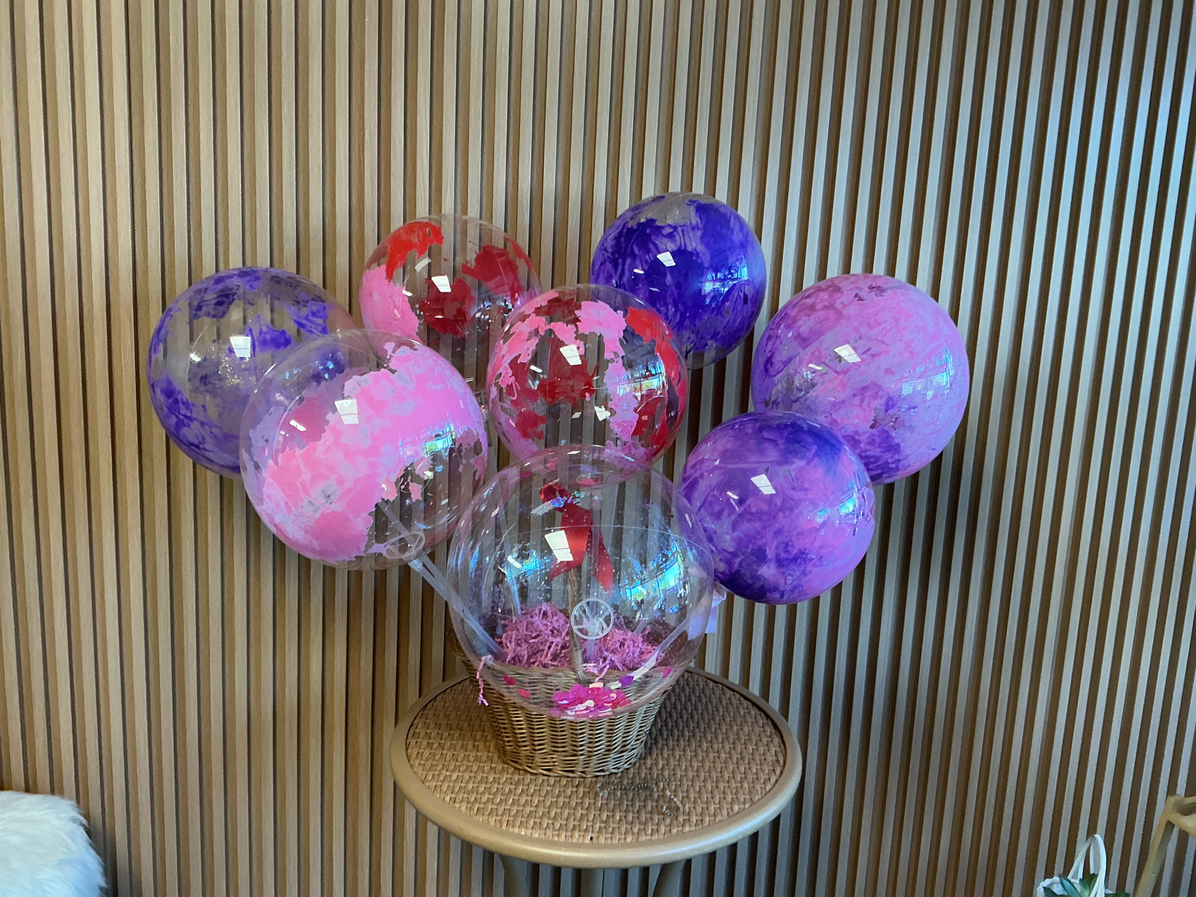 Globos pintados personalizados - Haz cada momento aún más especial con nuestros globos personalizados. Agrega nombres, mensajes, fechas o diseños únicos para sorprender a esa persona especial. Perfectos para cumpleaños, graduaciones, aniversarios, nacimientos, celebraciones y cualquier ocasión que merezca un detalle inolvidable  Diseños exclusivos  Personalizados a tu gusto  Entrega disponible