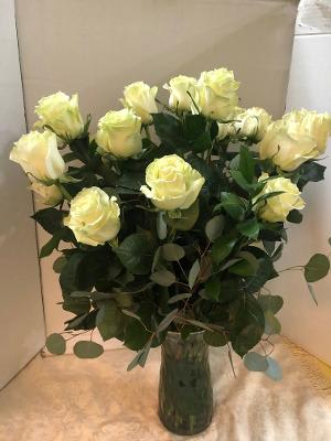 Bouquet of pale yellow roses in a glass vase