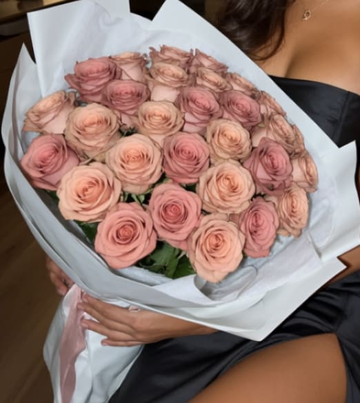 3 Dozen Light Pink Roses by SUFLOR  - 36 Large 80 cm Light Pink Roses Arranged in a Luxurious Wrapping Styled Design by SUFLOR.