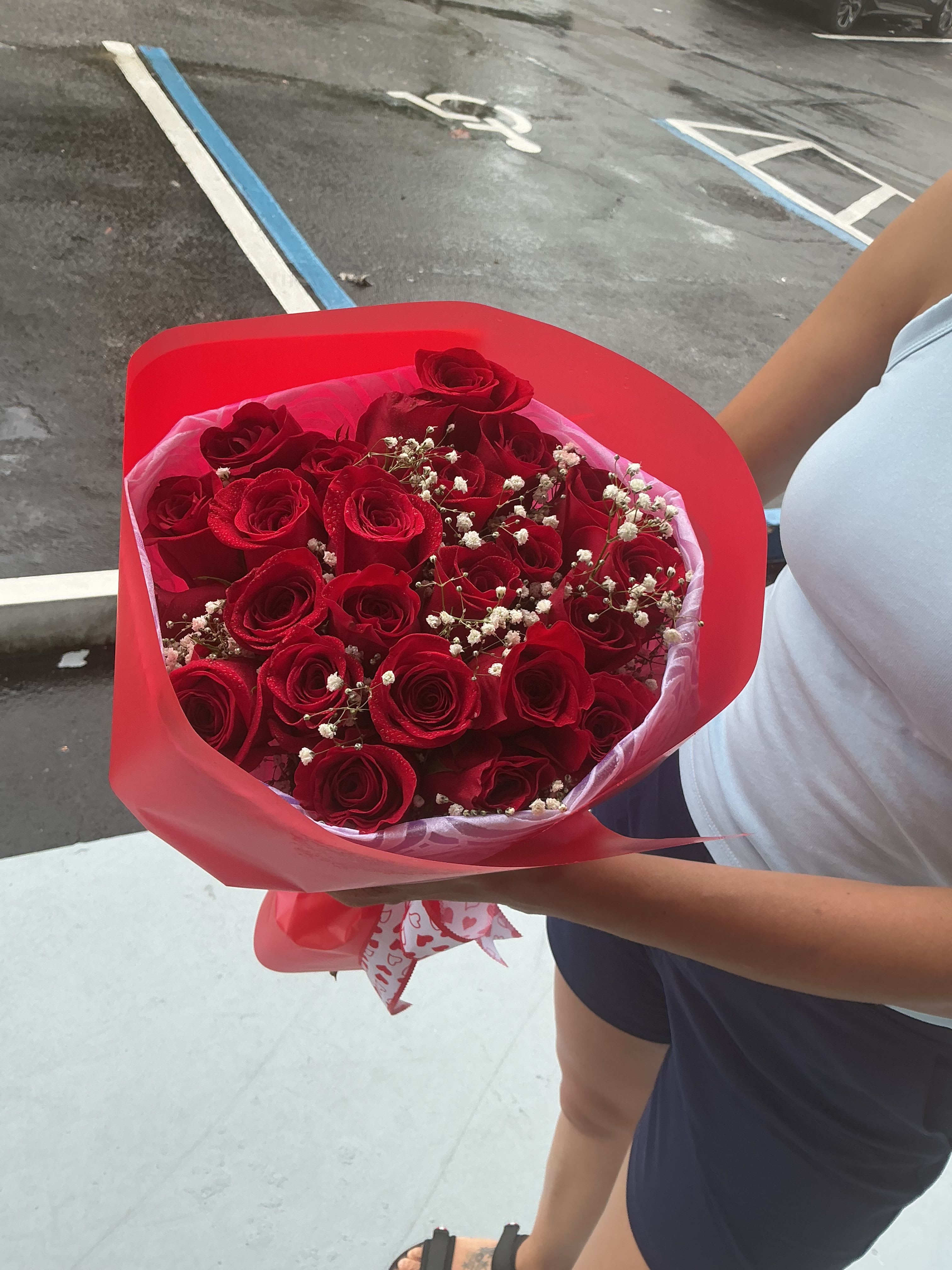 SHINE - Hermoso bouquet de rosas rojas con envoltura en papel coreano y su respectivo lazo ,,listo para demostrar el amor que merece