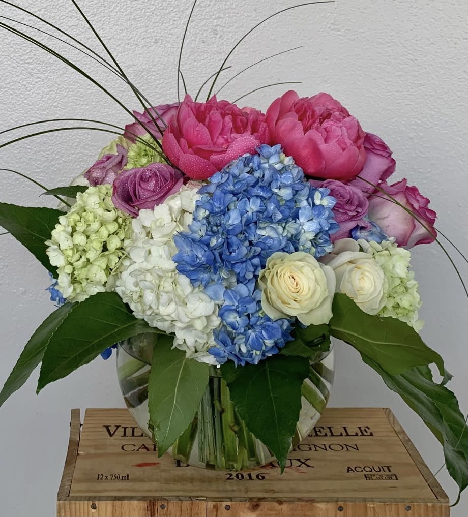 Holiday Vase  - Roses , Hydrangeas , green in glass vase 