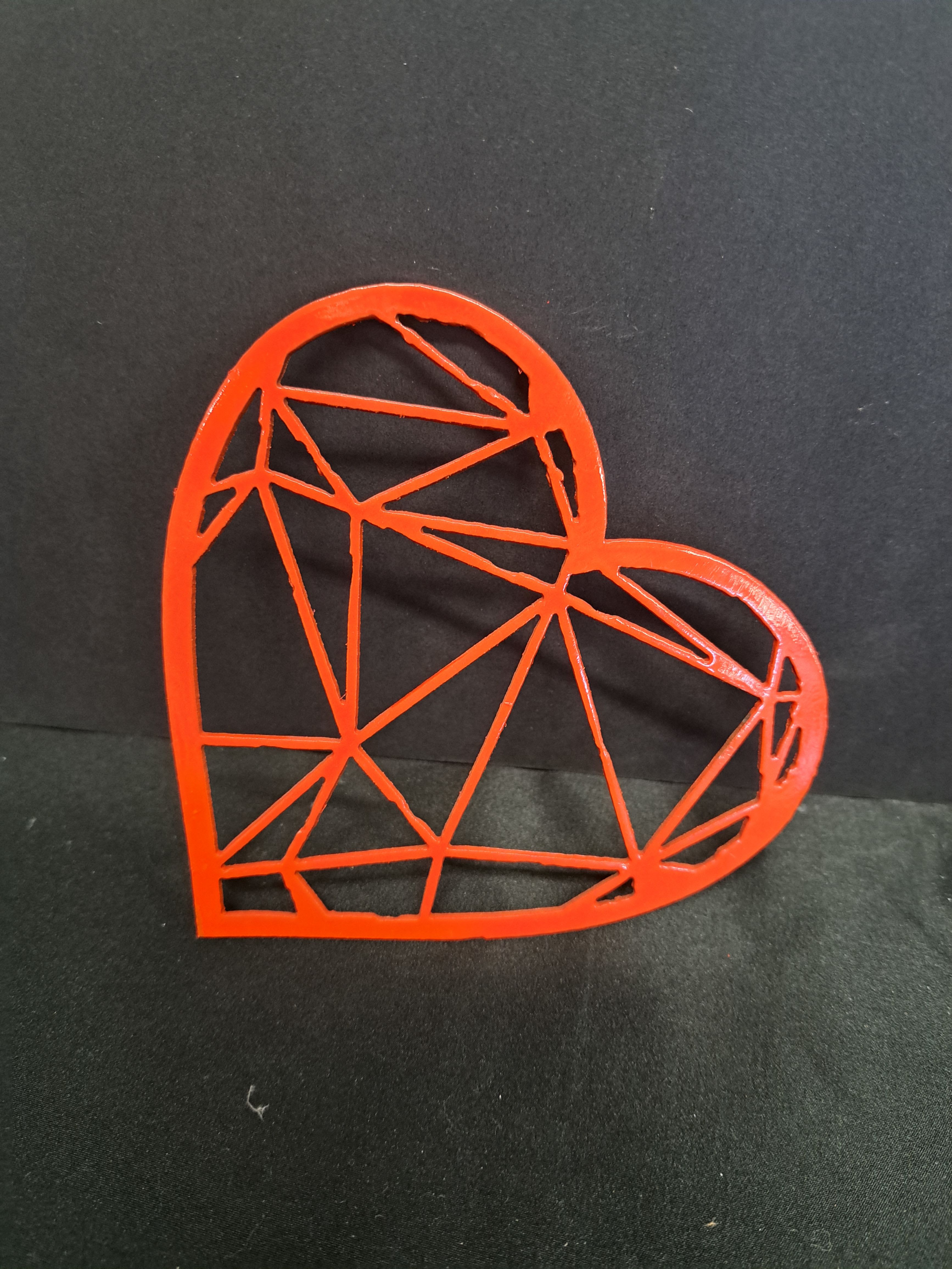 Metal Heart wall hanger Geometric - Bold geometric lines form the first impression of this metal heart wall hanger, a modern decorative piece perfect for Valentine's Day, anniversaries, or any moment you want to celebrate someone you love. The open lattice design - available in glossy red or a brushed silver tone - reads both romantic and contemporary, so the person you're thinking of will feel seen by a gift that's stylish rather than sentimental-sweet.