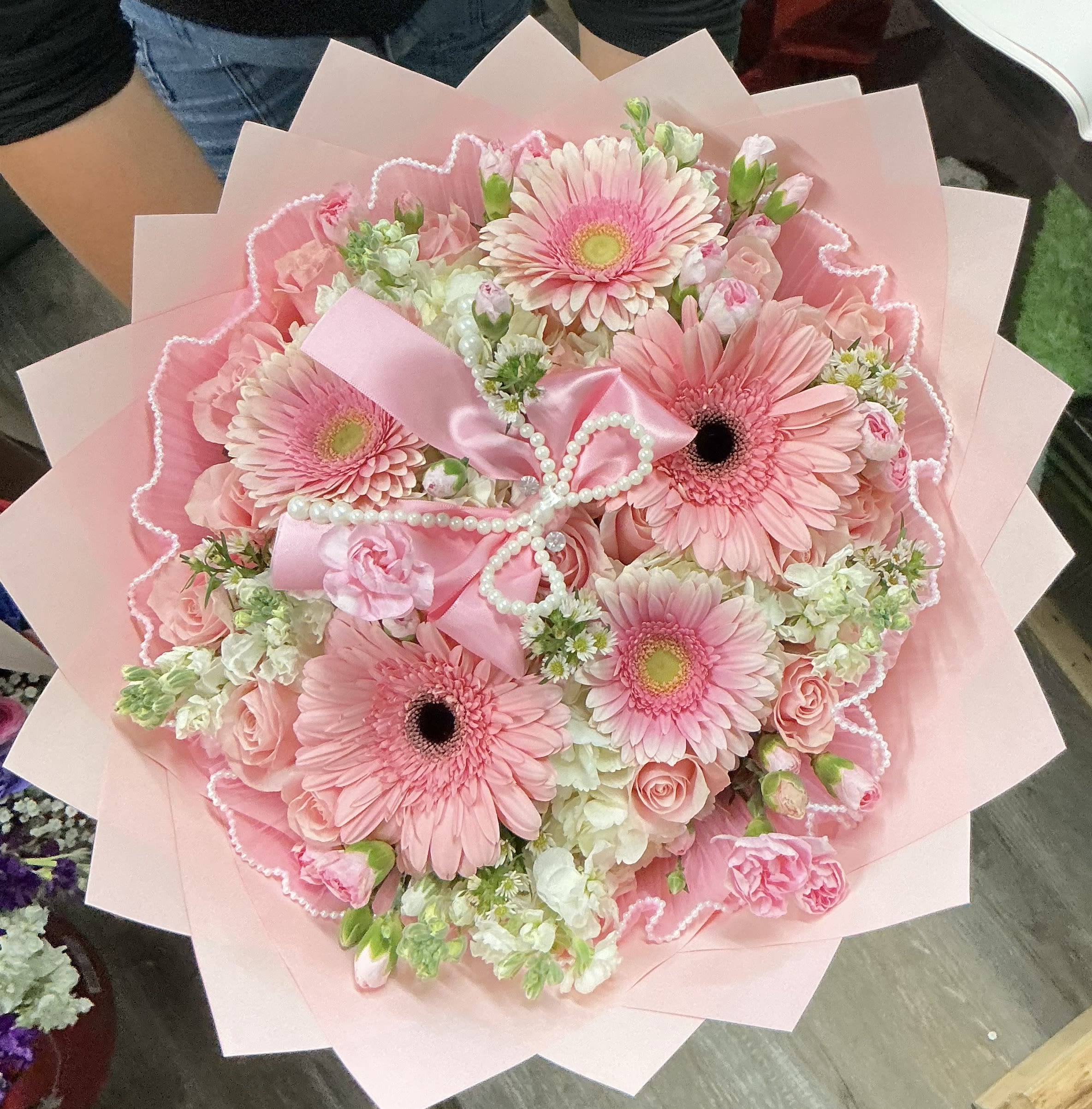 Pink Daisy  - Buchón mix bouquet of roses , hydrangeas , stack , gerber daisys 