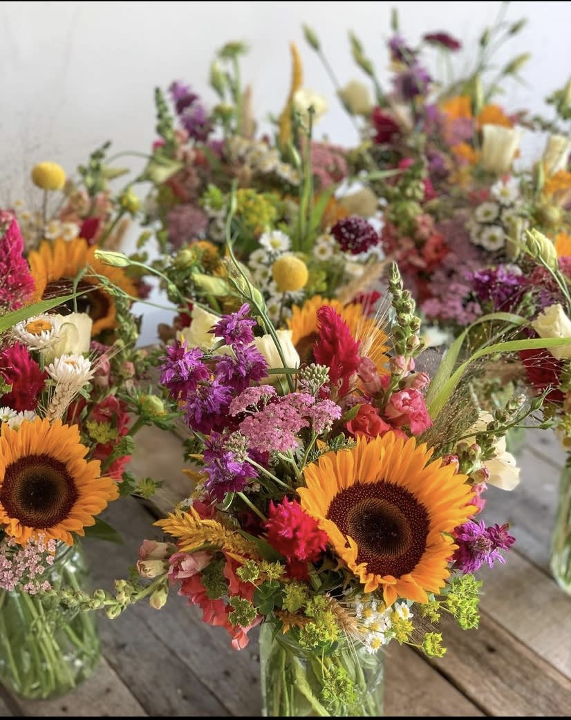 wild garden designer choice - let our designer  bring a garden look  with the Freshes seasonal flowers