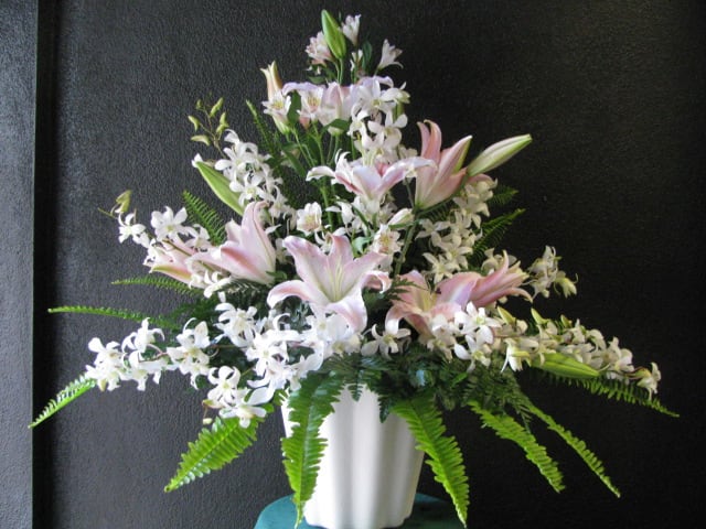 Pastel Arrangement AR1011 - Arrangement with lilies in a soft pastel hue.