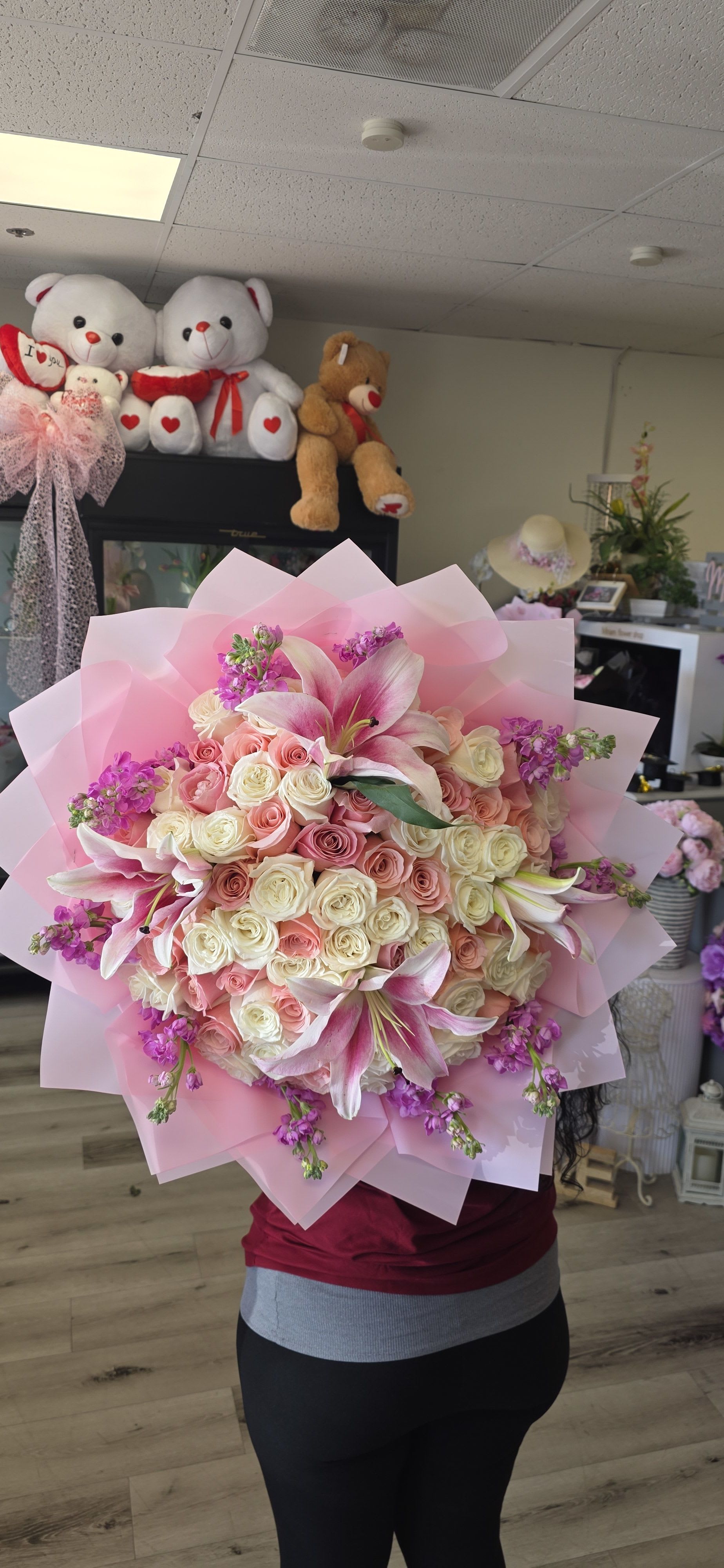 Ramo rosas lilis mixto - Blush pink and ivory roses mingle with open pink-and-white lilies in this large, rounded flower arrangement-an elegant anniversary bouquet or romantic gift that also suits birthdays, Mother's Day, or Valentine's Day. The pastel sweep of white, pink, lavender and purple creates a tender, celebratory impression that makes the recipient feel truly seen and cherished.  Tightly packed roses form a lush, hand-tied dome punctuated by several lilies across the front and center; small clusters of purple filler blooms add depth and playful contrast around the edges. The stems are finished in layered translucent pink wrapping paper for a soft, gift-ready presentation that reads feminine and festive whether you're marking a graduation, welcoming a new baby, saying "I'm sorry," or brightening someone's recovery.  This full-size bouquet works beautifully for holidays and seasonal moments from Autumn and Labor Day through Christmas and Spring celebrations-ideal for housewarmings, retirements, or just because. Order with standard delivery; remove any outer packaging and recut stems before placing in fresh water to extend vase life.