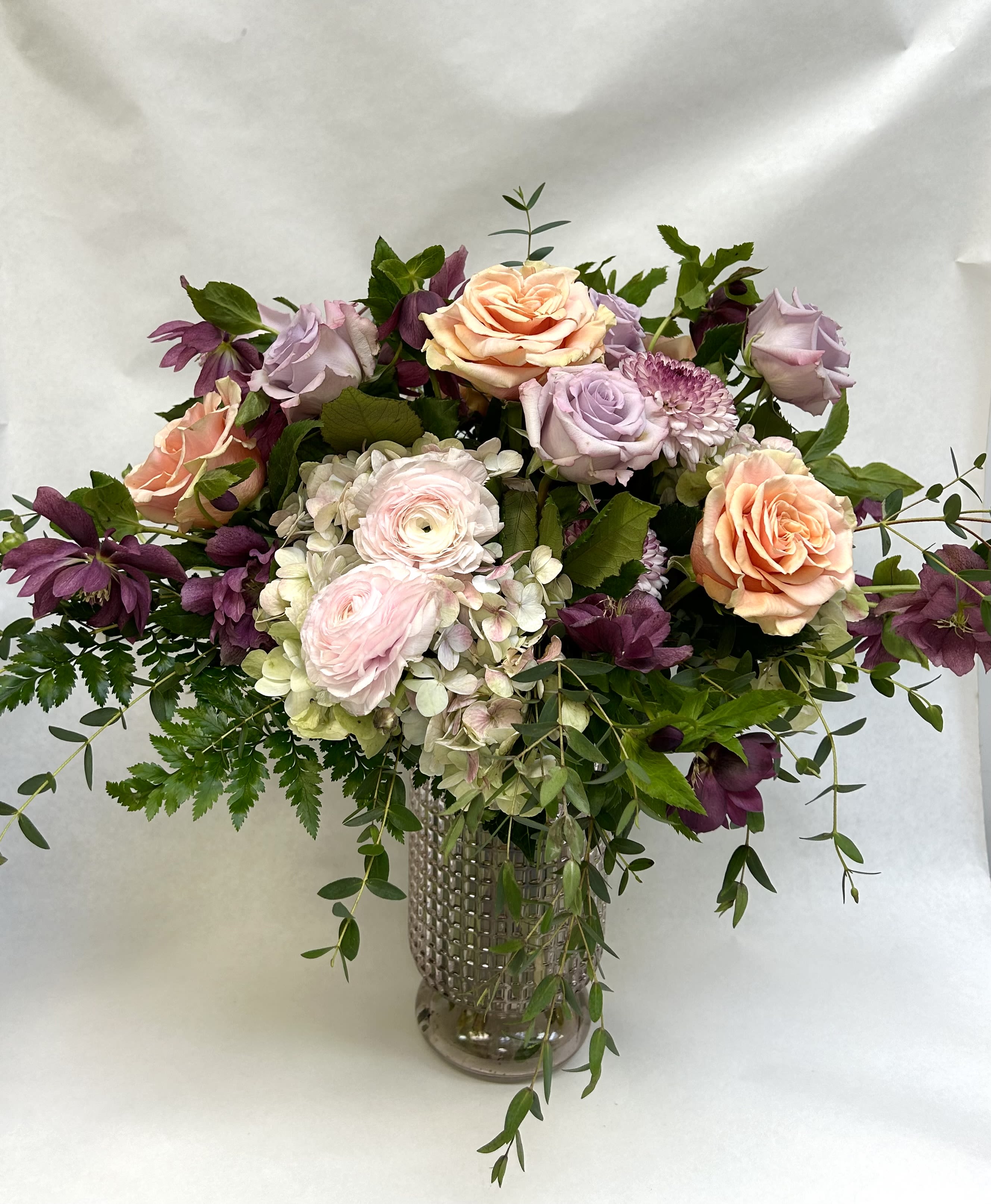 London Gardens - A luxiorous statement piece, built with pastel colors and beautiful, roses, hydrangea and much more!