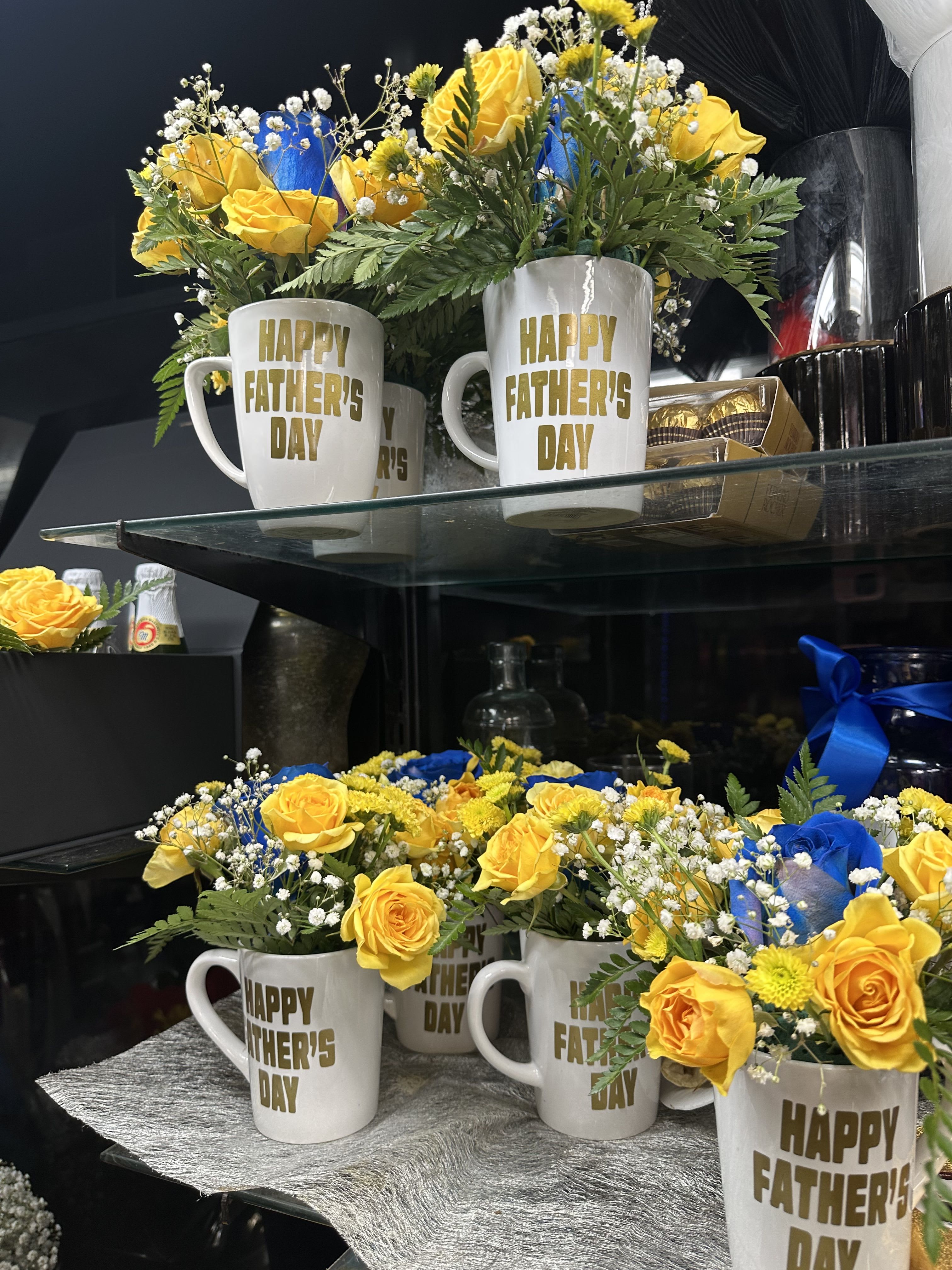 Small mugs for Father’s Day  - Small mugs with blue and yellow flowers 