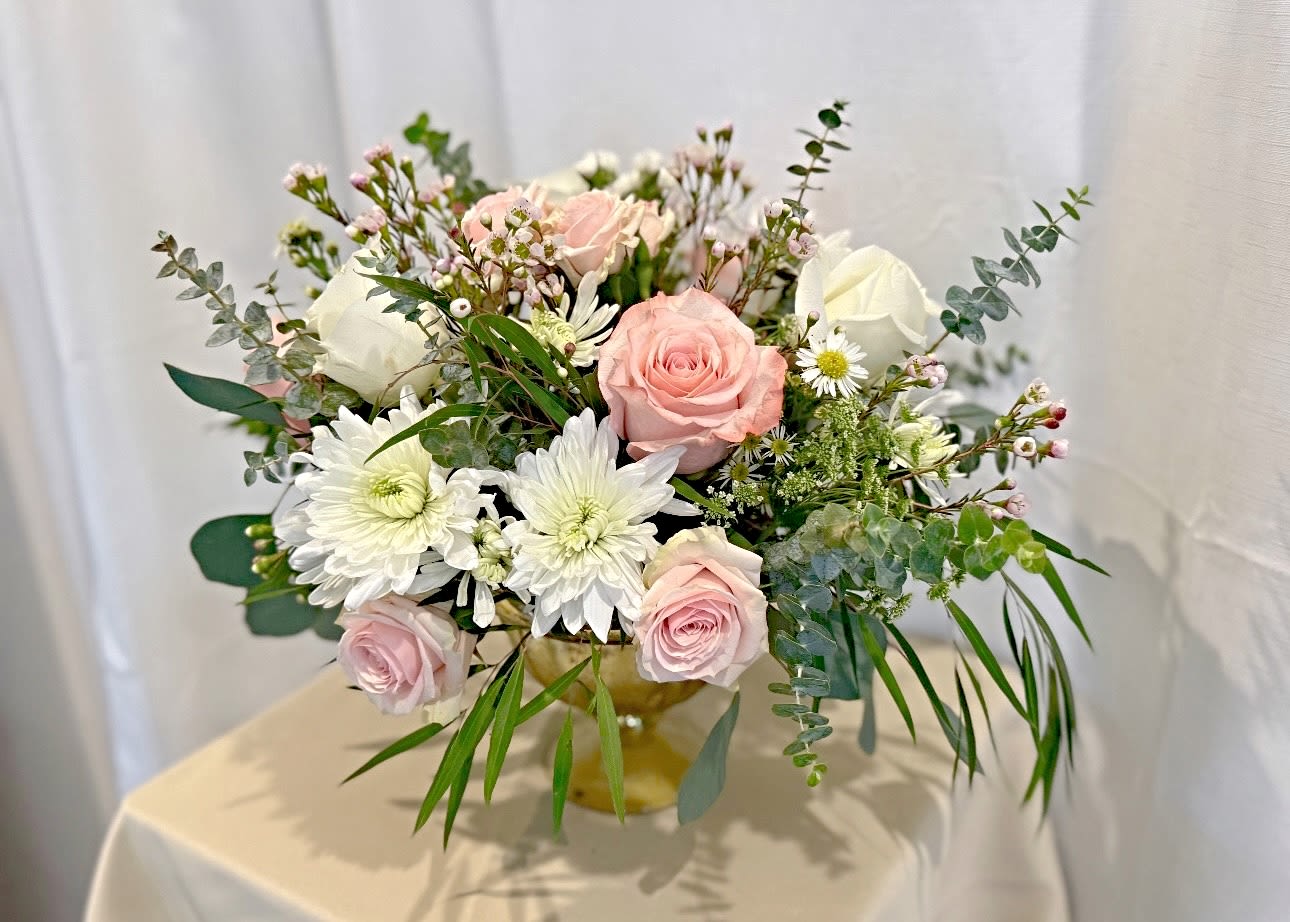 Pink and white rose bouquet with white daisies in a glass vase