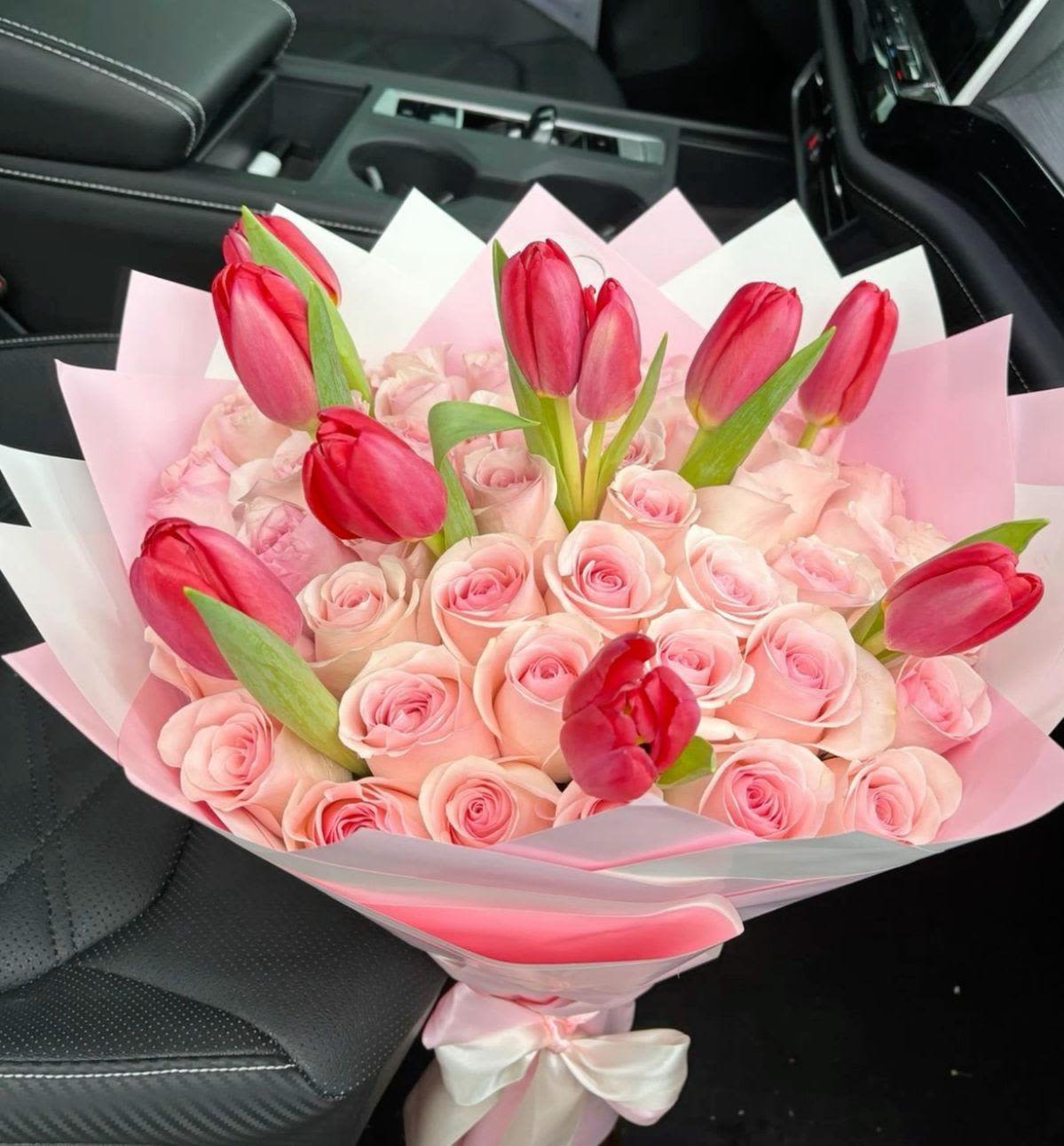Bouquet de rosas y tulipanes By Special Moment´S - Pale pink roses paired with vivid red tulips create a soft-and-bold contrast that reads instantly romantic - a perfect birthday bouquet or anniversary roses arrangement to make her feel cherished. This flower arrangement works equally well for Valentine's Day or as a just-because surprise; the rounded, hand-tied shape reads polished and intimate, the mix of pink, red, white and green giving a fresh, heartfelt impression the recipient will notice the moment they open the door.  The bouquet features pale pink roses and several bright red tulips gathered tightly into a rounded hand-tied design. Layered pink and white wrapping paper and a white satin ribbon finish the presentation, giving a gift-ready look that stays classic and elegant. Sized for easy holding and immediate display, it arrives wrapped and ready to place in a vase - the colors and textures promise a lush, fragrant focal point that will make the person you're thinking of feel truly celebrated.