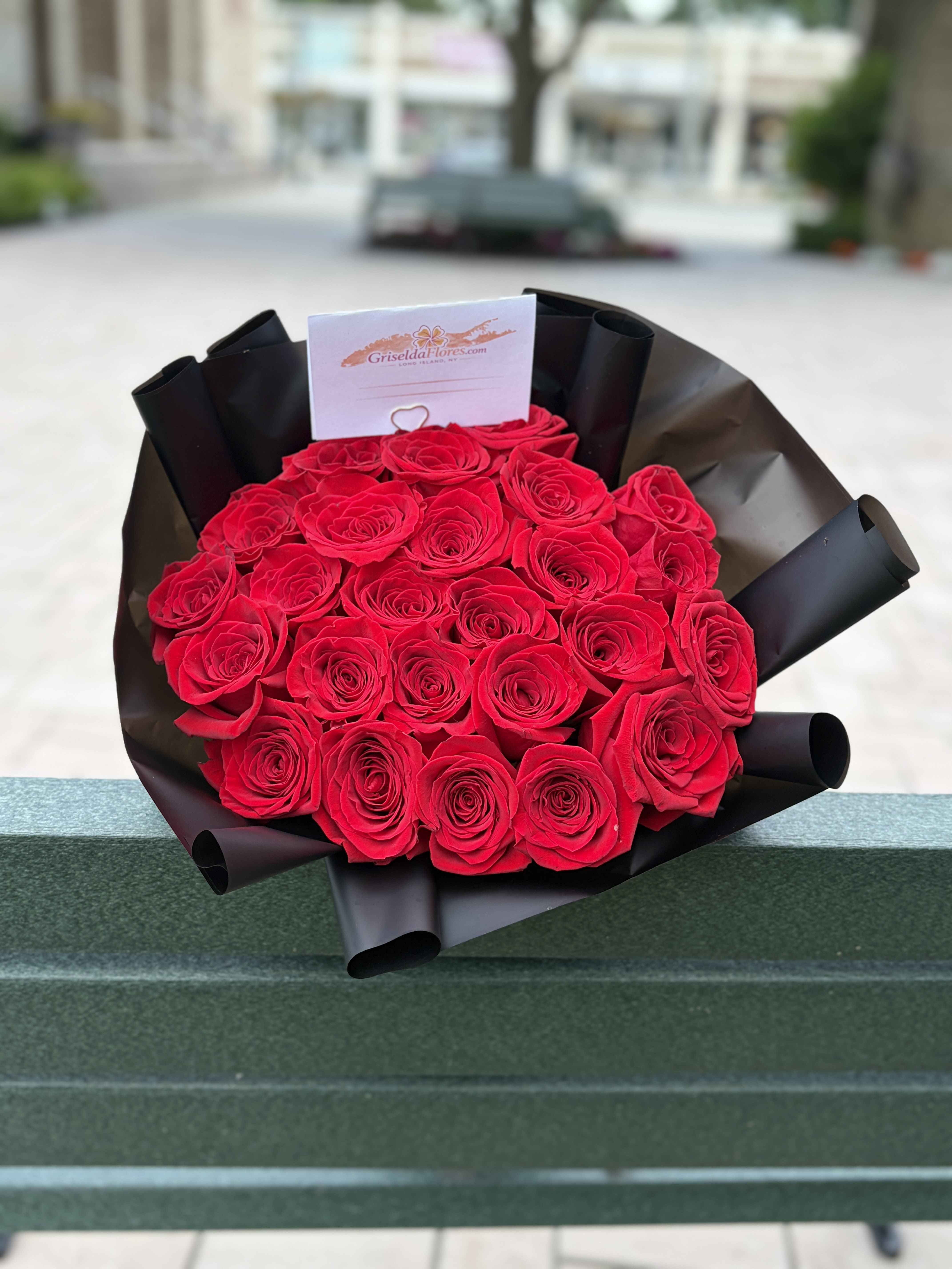 Ramo con 24 rosas en Long Island New York - Ramo con 24 rosas rojas con tallos de 60 a 70 centrimetros de largo