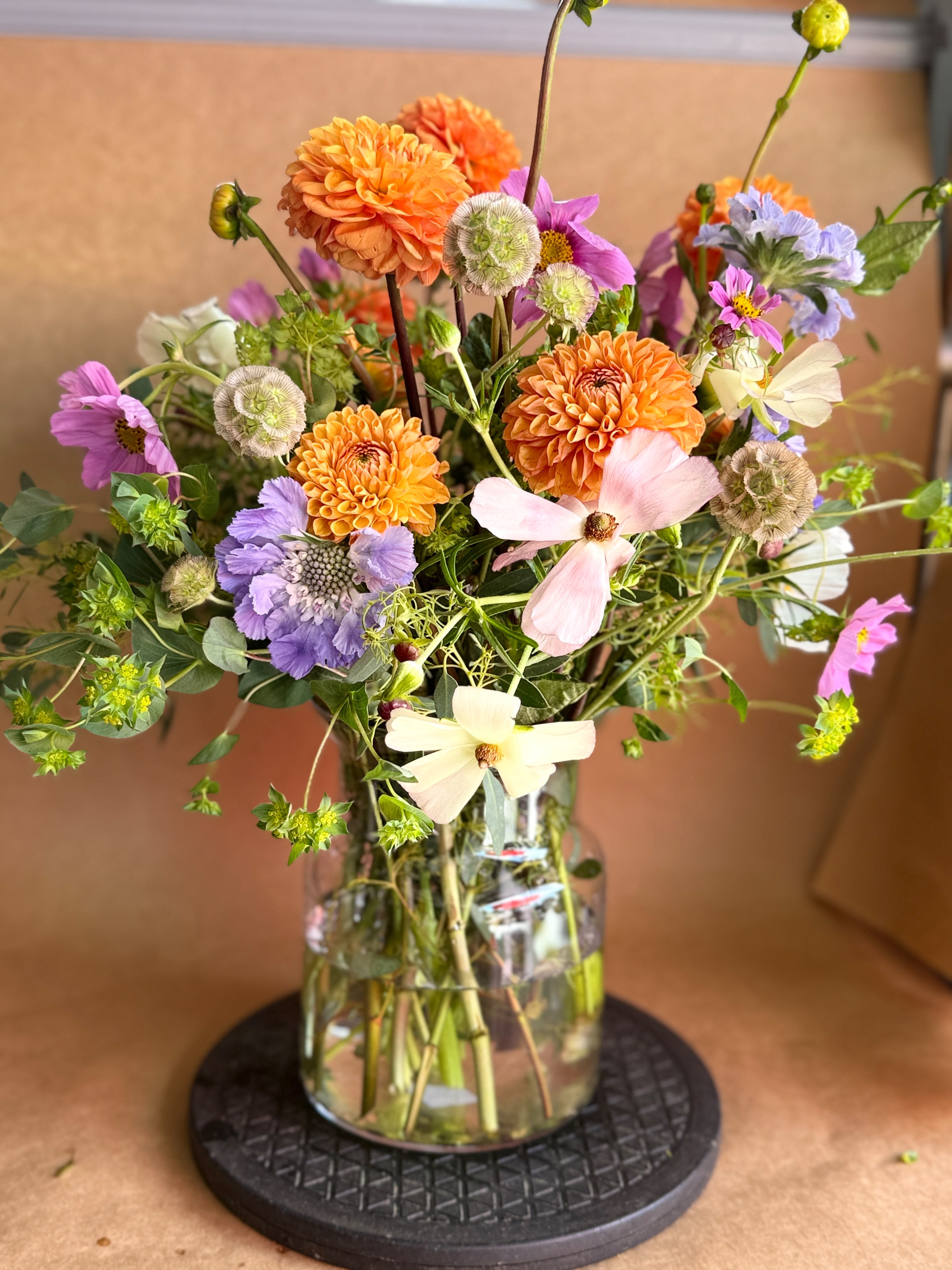 Dahlias on the wild - THIS BEAUTIFUL DAHLIAS, SURROUNDED BY WILDFLOWERS FOR ANY OCASION, LIKE, SCABIOUS, BUBLEPERUM, WE ALWAYS ADD THE WILDFLOWERS AVAILABLE ON THE SEASON.