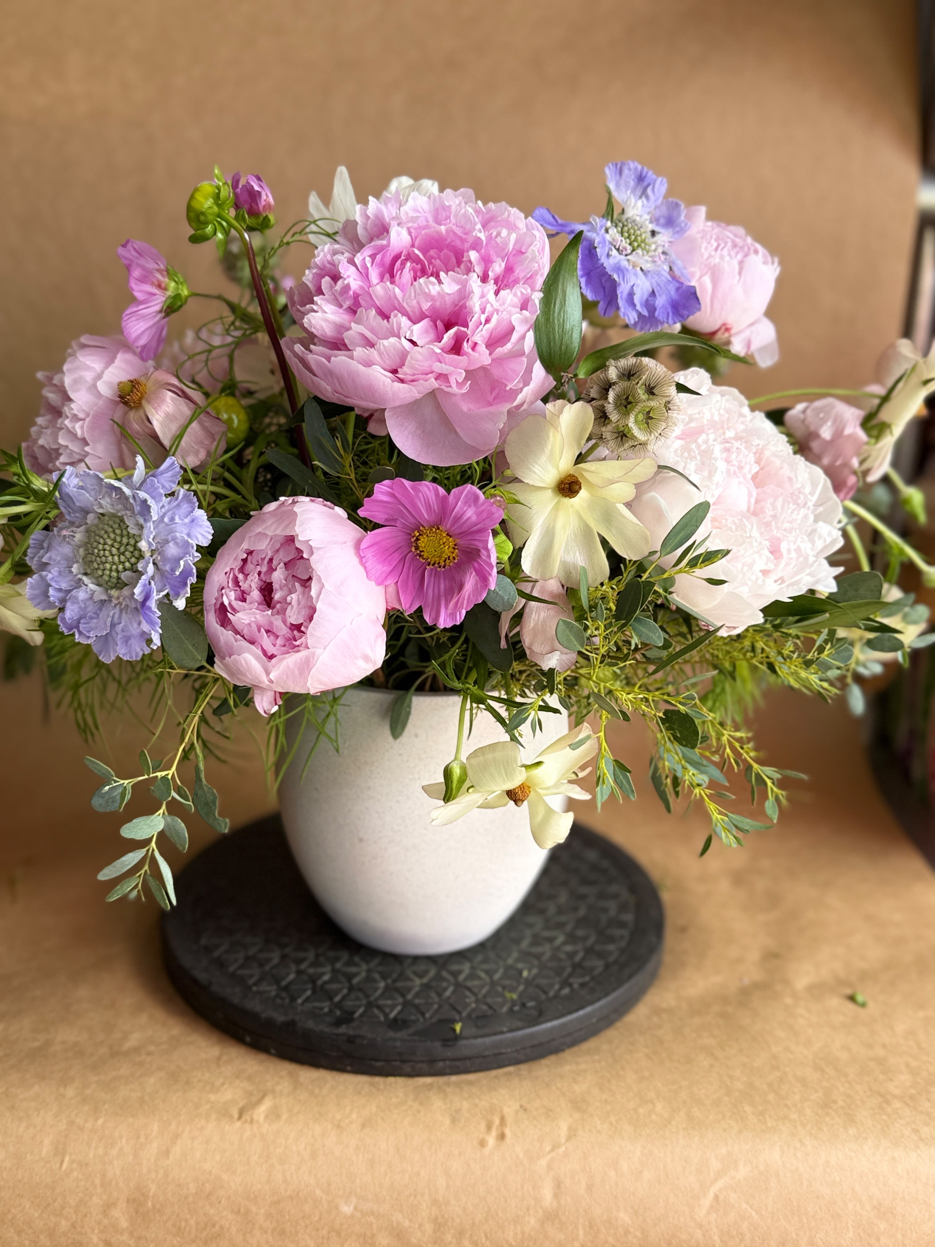 THE PEONIES ALSO DANCE - THIS PEONIES ALSO DANCE, IS A VERY BEAUTIFULL SHORT ARRANGEMENT FULL OF BEAUTIFUL PASTEL COLORS AND MOVEMENTS, DANCING WITH BUTTERFLIES, SCABIOUS, BUBLEPERUM, IN ACERAMIC VASE. 