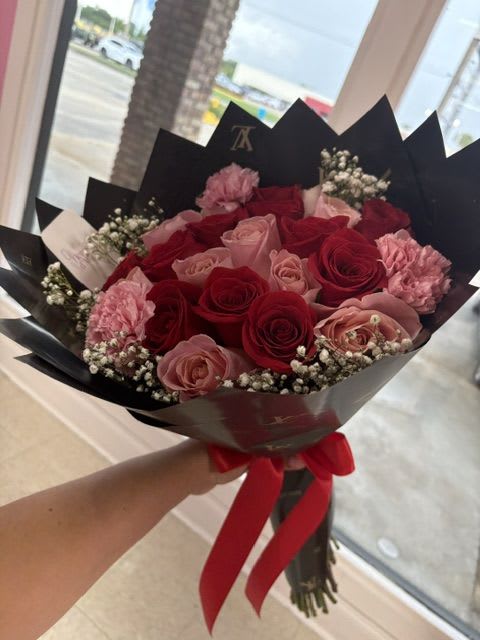 romantic radiant - 18 roses red and pink mix