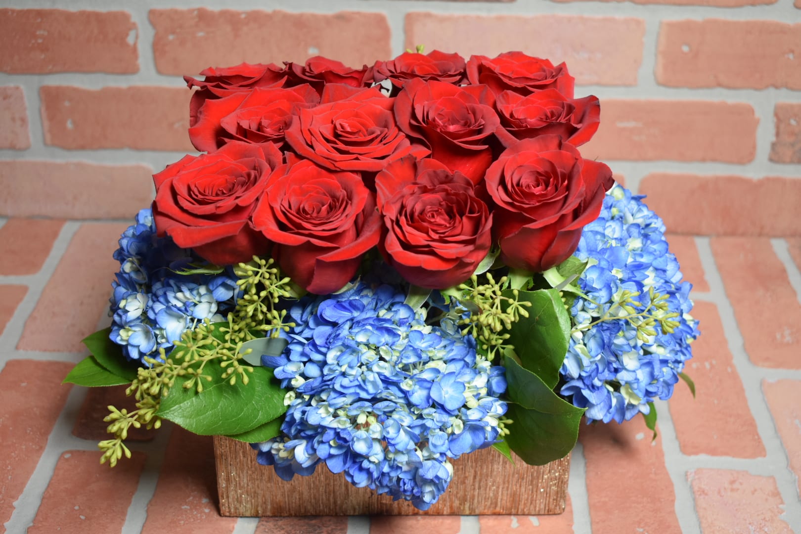 Fantastic!!! - Rectanular gold vase  with red roses and blue hydrangeas 
