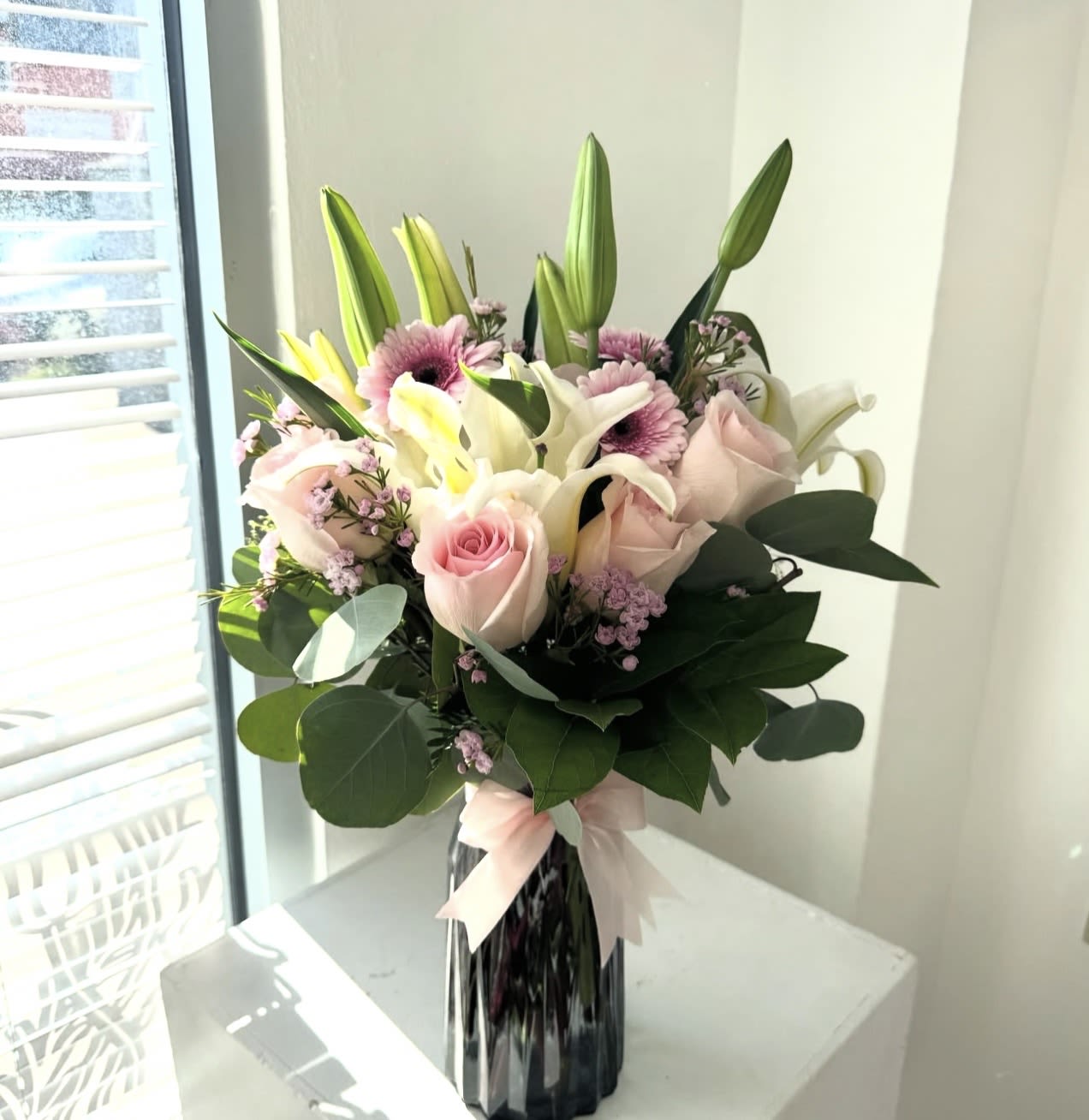 pink is everything - 12 pink roses with lilies