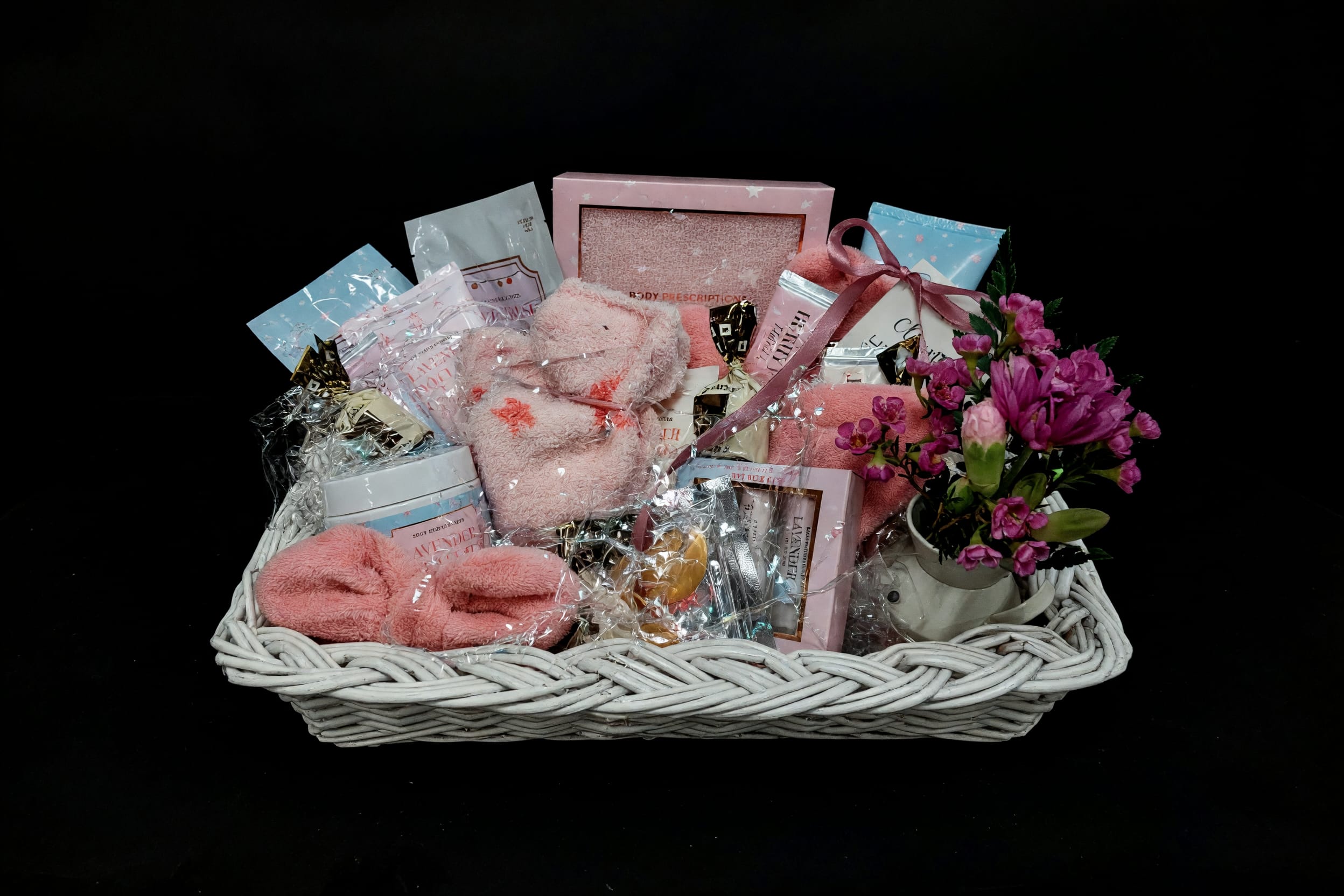 Luxury Women's Gift Basket - Pamper someone special with a beautifully curated gift basket featuring luxurious bath, body, and self-care essentials. Customize the contents to create the perfect gift for birthdays, Mother's Day, thank-you gifts, or any occasion.