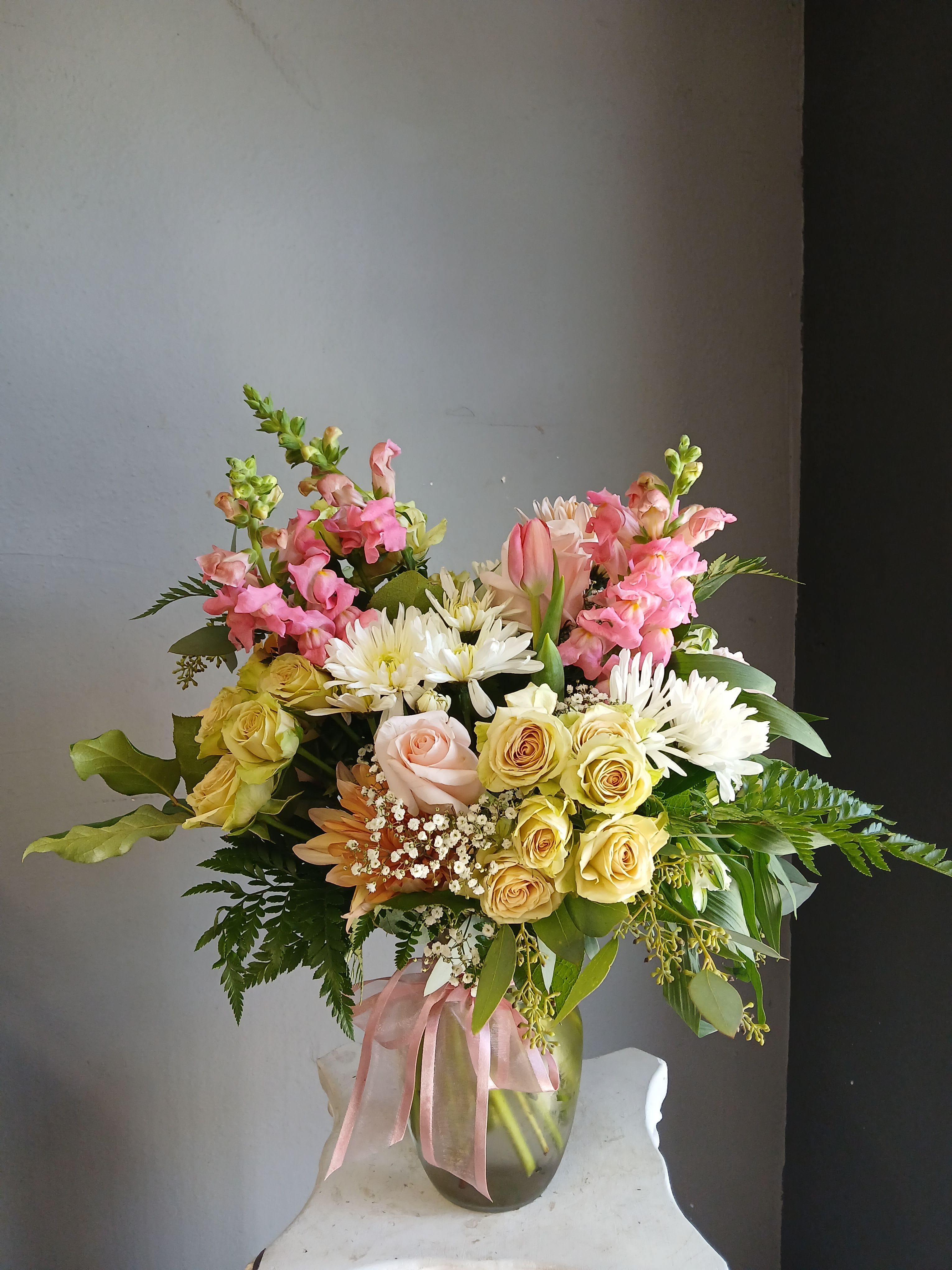 #747 Designer's choice - The Dizzy Daisy - This beautiful flower arrangement of fresh mixed seasonal blooms is made by local designers in the heart Orange California. Hand crafted and perfect for every occasion, from birthdays and new babies to sympathy and just because. The best choice to show you are thinking of that special someone. Can be sent as a local delivery or in-store pickup. This is an original, one of a kind arrangement. Order now before it's too late!