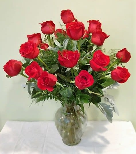 Bouquet of red roses in a clear glass vase