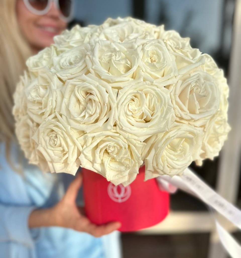 Bouquet of white roses in a red hat box