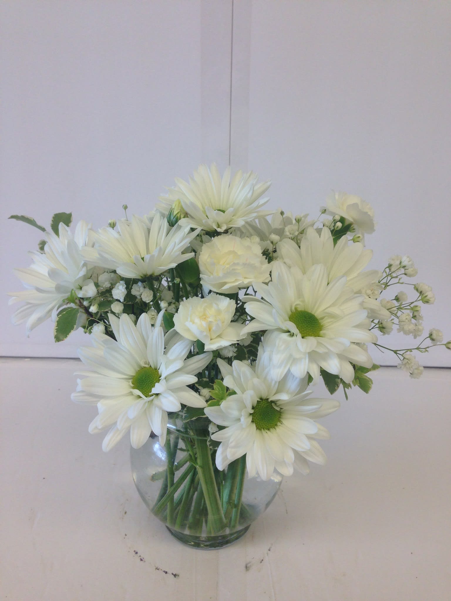 White daisy bouquet in a clear glass vase