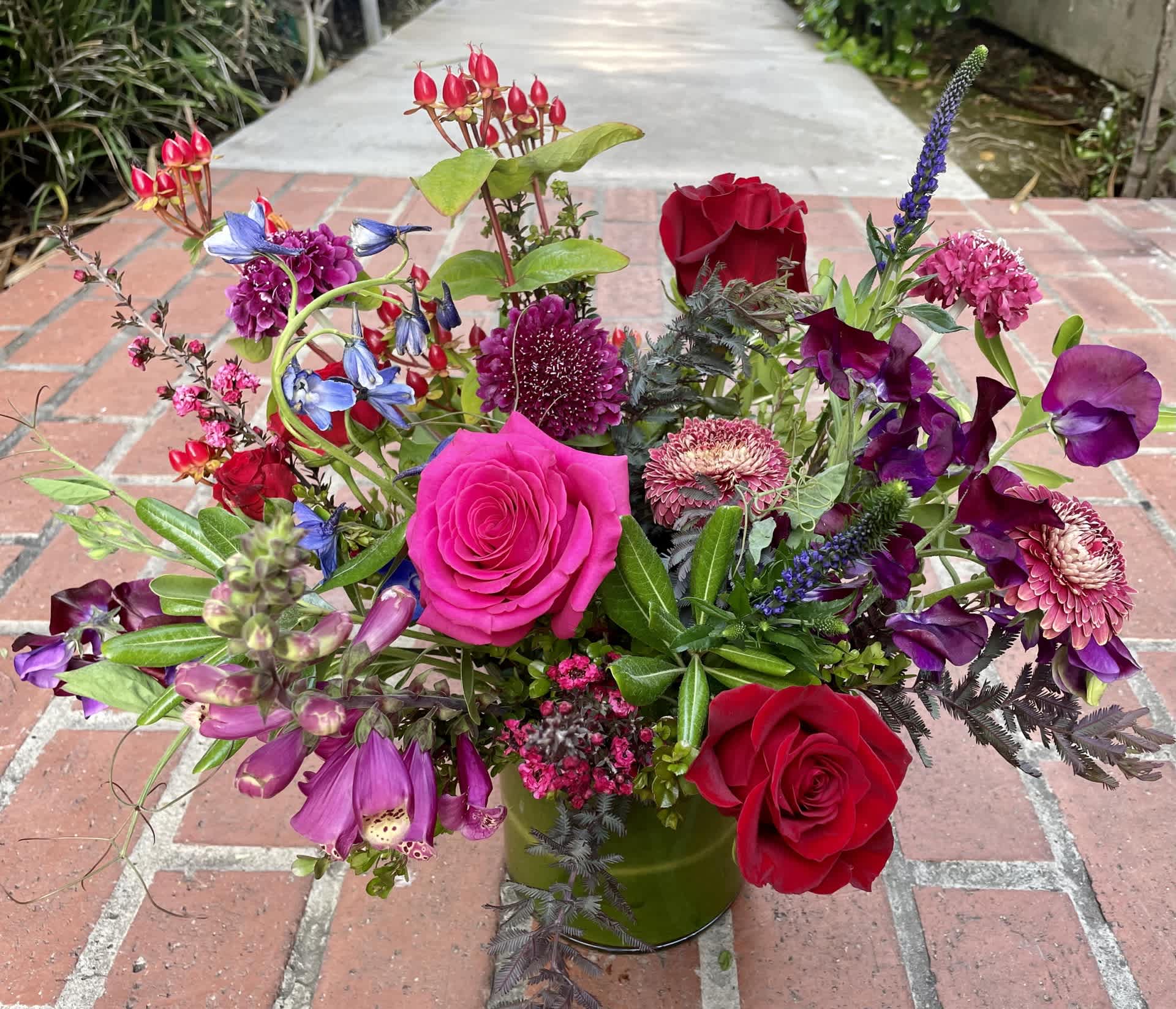 Mixed bouquet with red and pink roses in a green vase