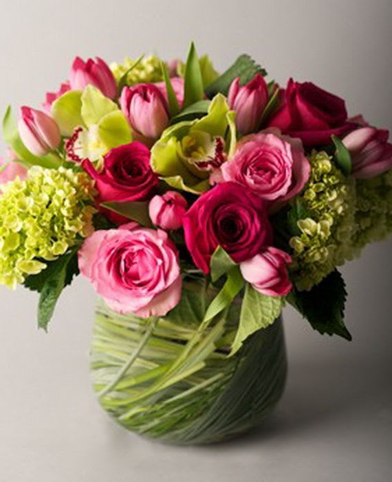 Pink and red mixed bouquet in a glass vase