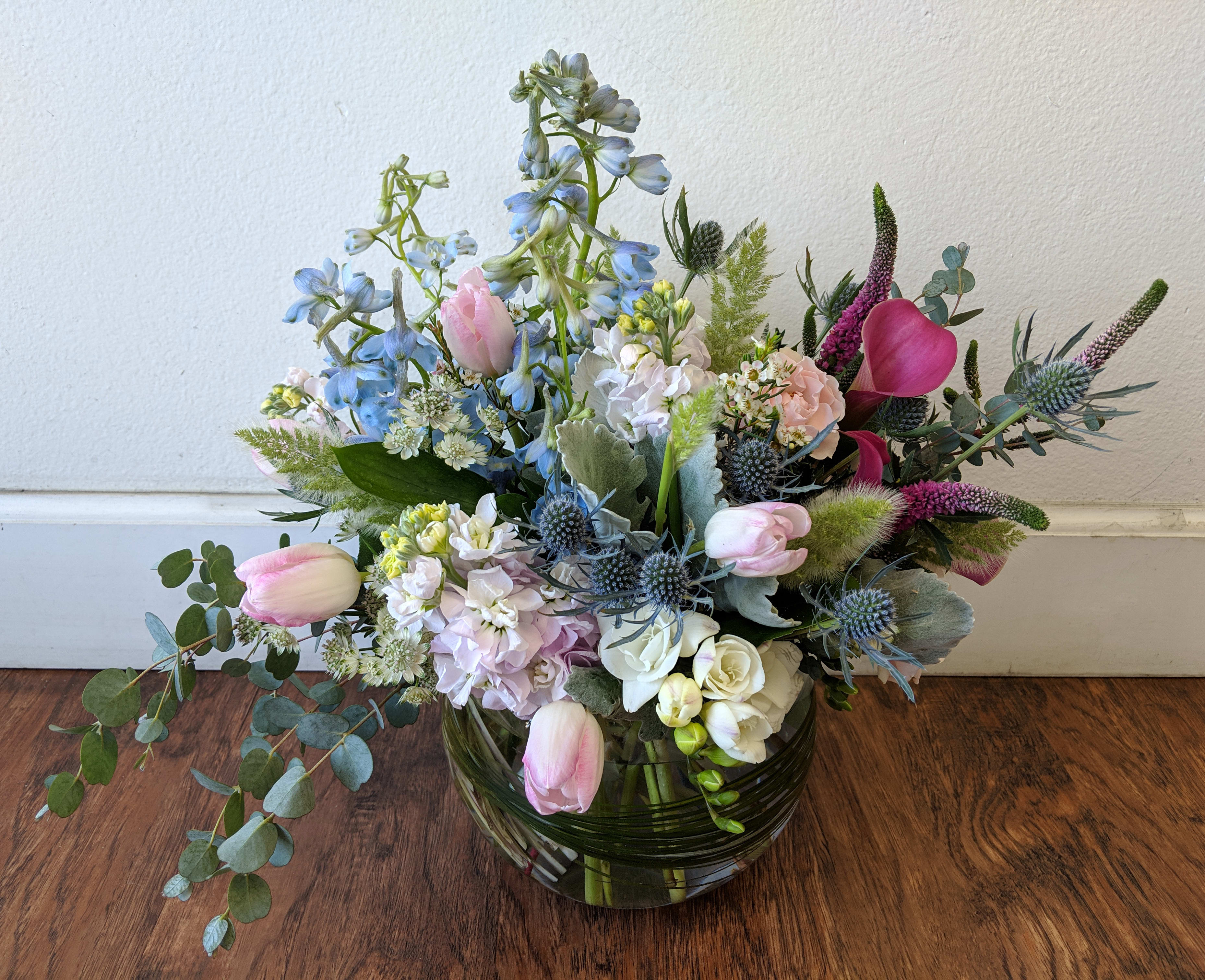 Mixed pastel bouquet in a glass bowl vase