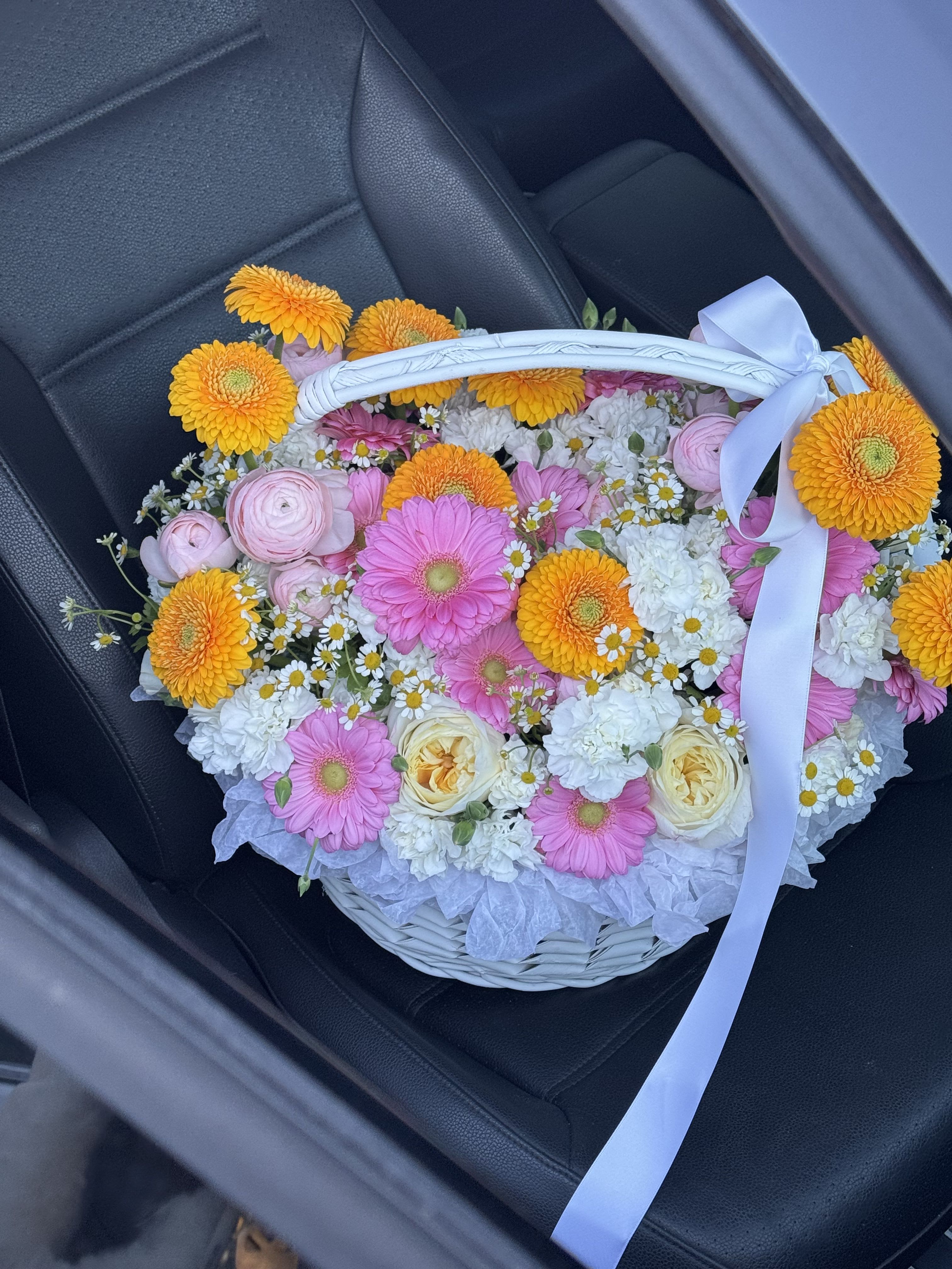 A Spring Basket in the Heart of Autumn - Autumn is the season when nature slowly says goodbye to warmth — softly, beautifully, with golden leaves underfoot and cool air in the morning. And yet, it’s the perfect time to bring back a touch of spring — through flowers that carry light and tenderness within them.  This basket of spring blooms — with ranunculus and daisies — feels like sunshine that refused to fade. Ranunculus, with their delicate, layered petals, whisper elegance and grace. Daisies bring purity, warmth, and that simple joy of life we often miss in the fall. Together, they create a gentle harmony — a reminder that beauty doesn’t belong to one season.  The basket feels like a quiet celebration inside an autumn day. It’s for those who want to give someone a piece of light, or fill their home with something alive and hopeful.  Each flower holds a bit of warmth — a promise that no matter how cool the days become, spring can always bloom in your heart. 